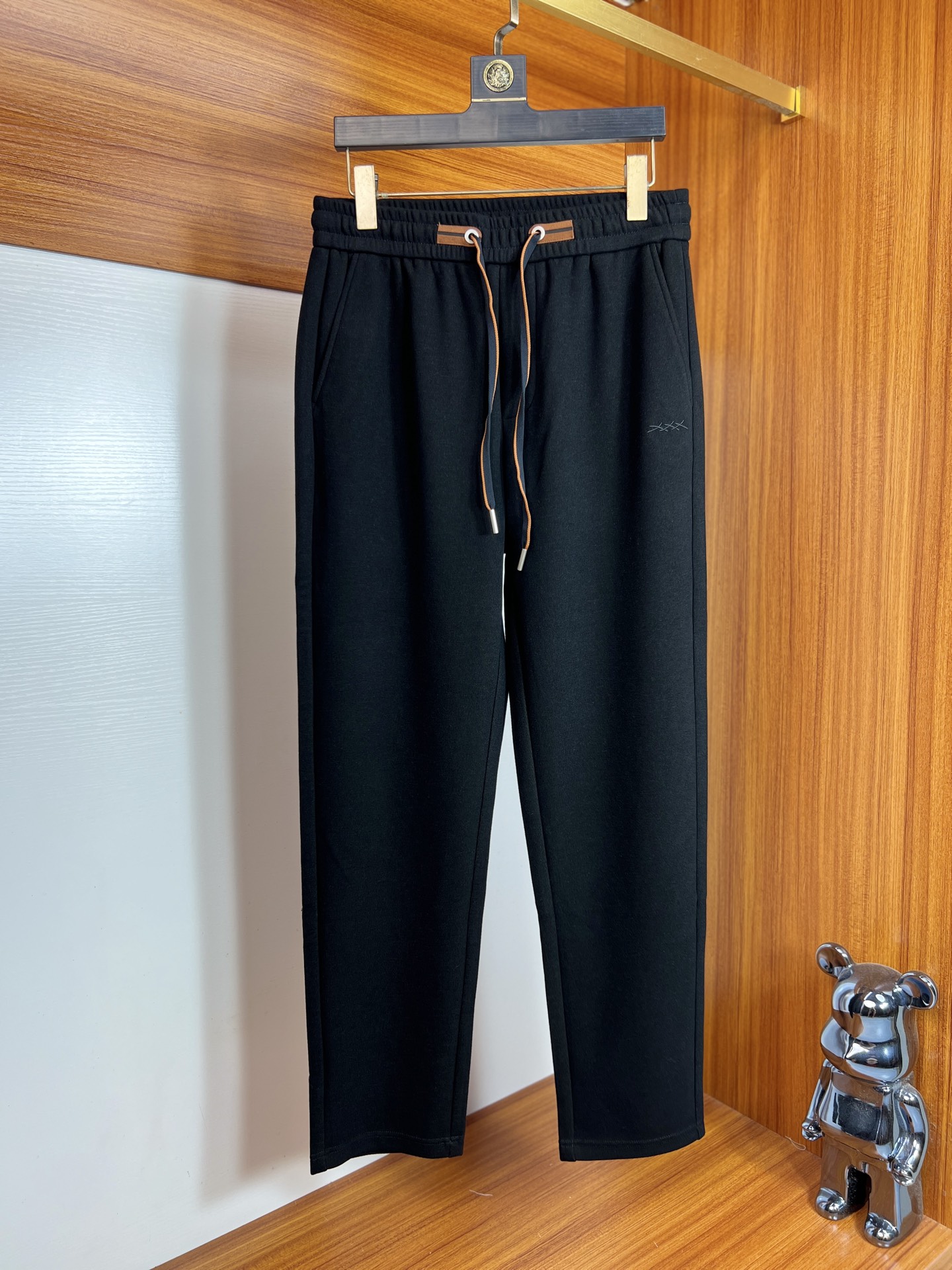 NO:573473,Zegna 2025 autumn and winter new products, complete with three labels, casual pants, good products, no need to introduce too much, look at the details, counter size M-XXXL 175/upper body L,,zegna,alexander wang19860909杰尼亚 2025秋冬新品 三标齐全 休闲裤 好货不用过多介绍 看细节 专柜码数M-XXXL 175/上身L,,zegna,alexander wang,Men's clothing