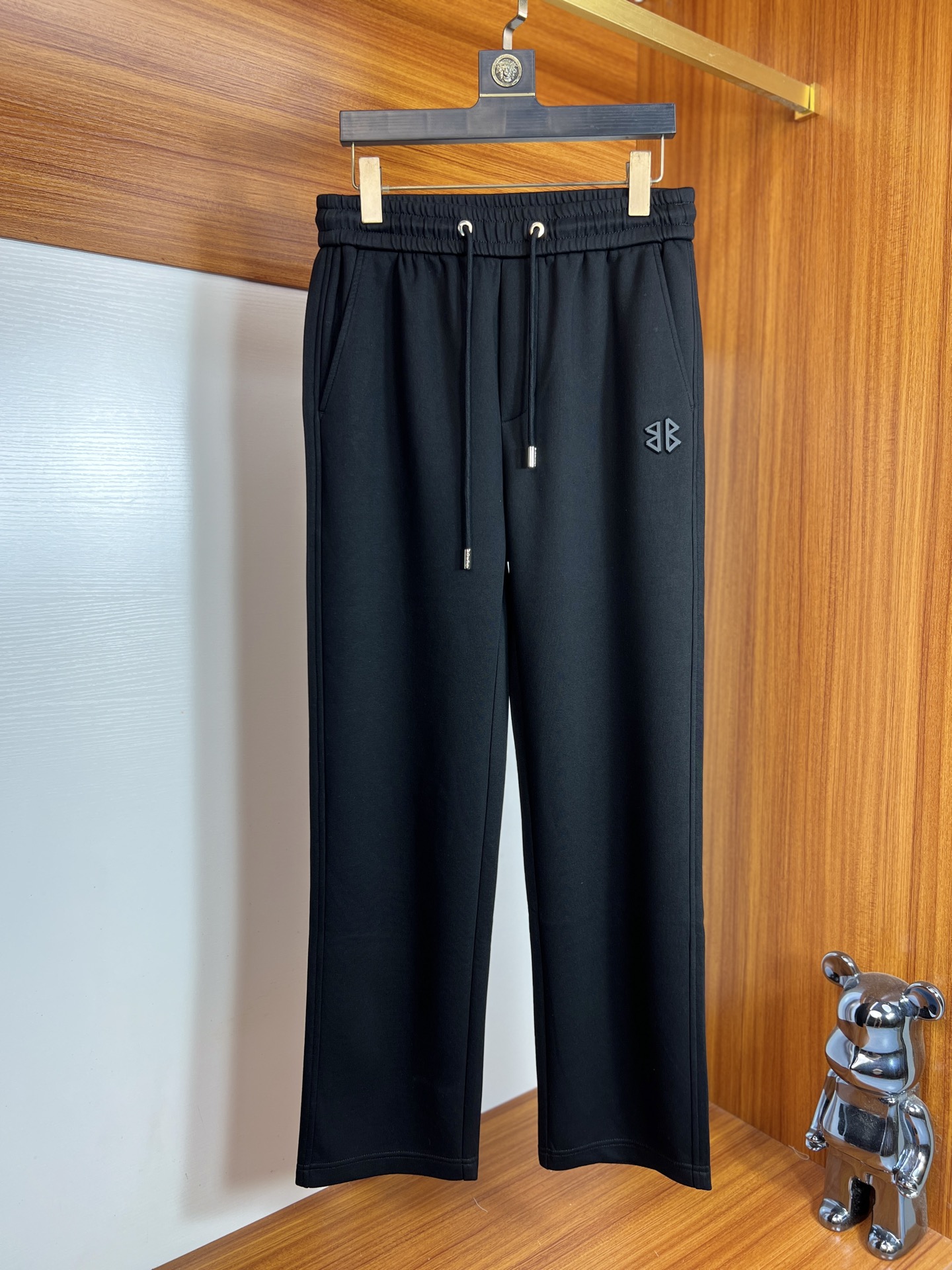 NO:573484,Balenciaga/Balenciaga 2025 autumn and winter new products, complete with three labels, casual pants, good products, no need to introduce too much, look at the details, counter size M-XXXL /140 upper body L,,balenciaga,balenciaga,alexander wang19860909Balenciaga/巴黎世家 2025秋冬新品 三标齐全 休闲裤 好货不用过多介绍 看细节 专柜码数M-XXXL /140上身L,,balenciaga,balenciaga,alexander wang,Men's clothing