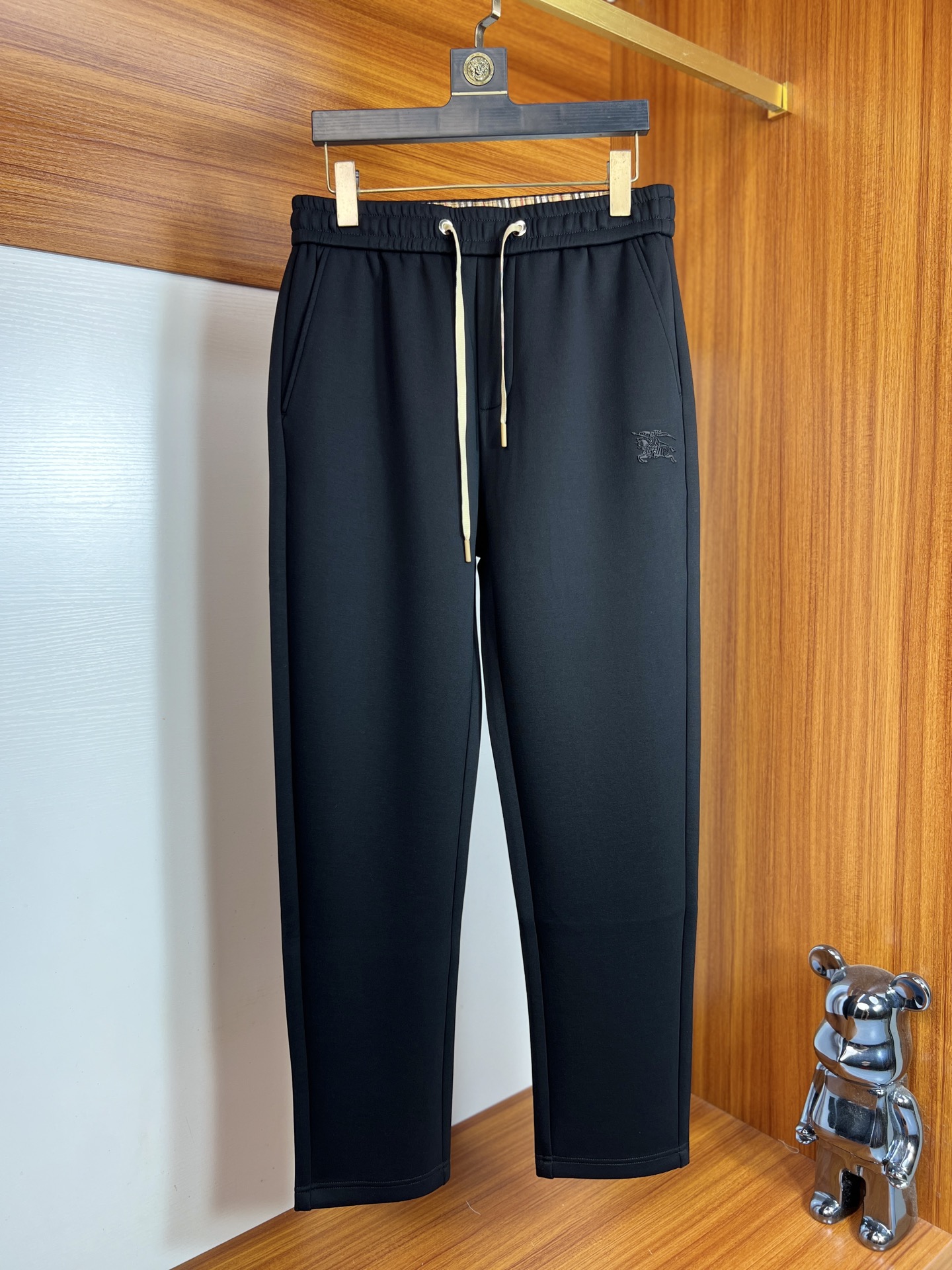 NO:573482,Burberry/Burberry 2025 autumn and winter new products, complete with three labels, casual pants, good products, no need to introduce too much, look at the details, counter size M-XXXL /140 upper body L,, burberry, burberry, alexander wang19860909Burberry/巴宝莉 2025秋冬新品 三标齐全 休闲裤 好货不用过多介绍 看细节 专柜码数M-XXXL /140上身L,,burberry,burberry,alexander wang,Men's clothing