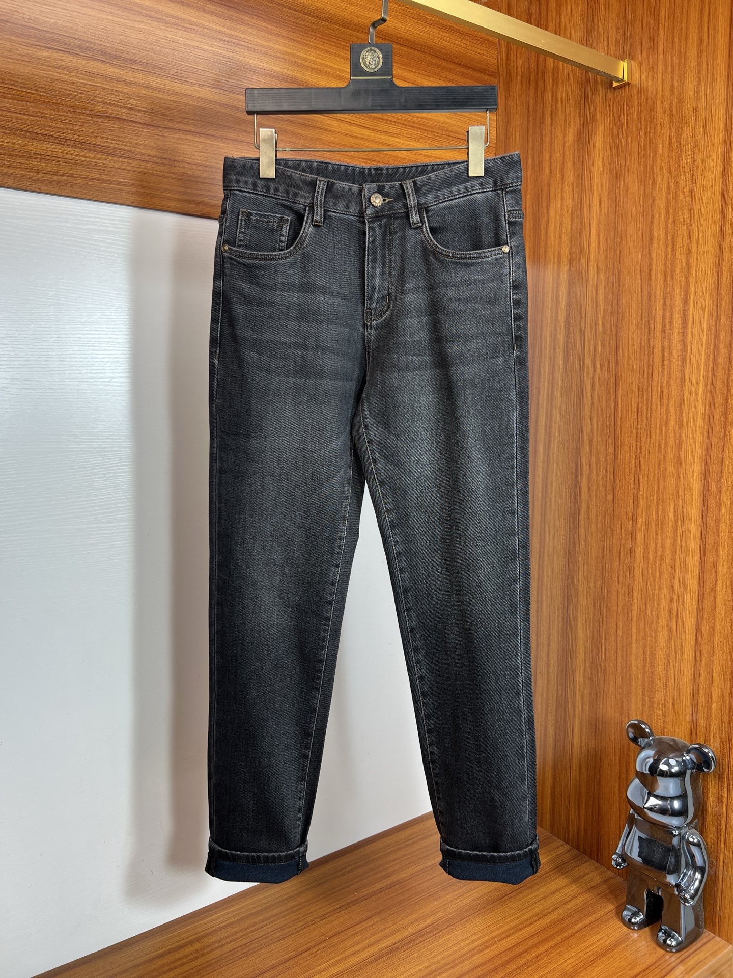 NO:598111,MiuMiu 2025 autumn and winter new products, complete with three labels, jeans, good products, no need to introduce too much, look at the details, counter size 29-38 /140 upper body size 32,,miumiu,jeans,alexander wang19860909MiuMiu 2025秋冬新品 三标齐全 牛仔裤 好货不用过多介绍 看细节 专柜码数29-38 /140上身32码,,miumiu,jeans,alexander wang,Men's clothing