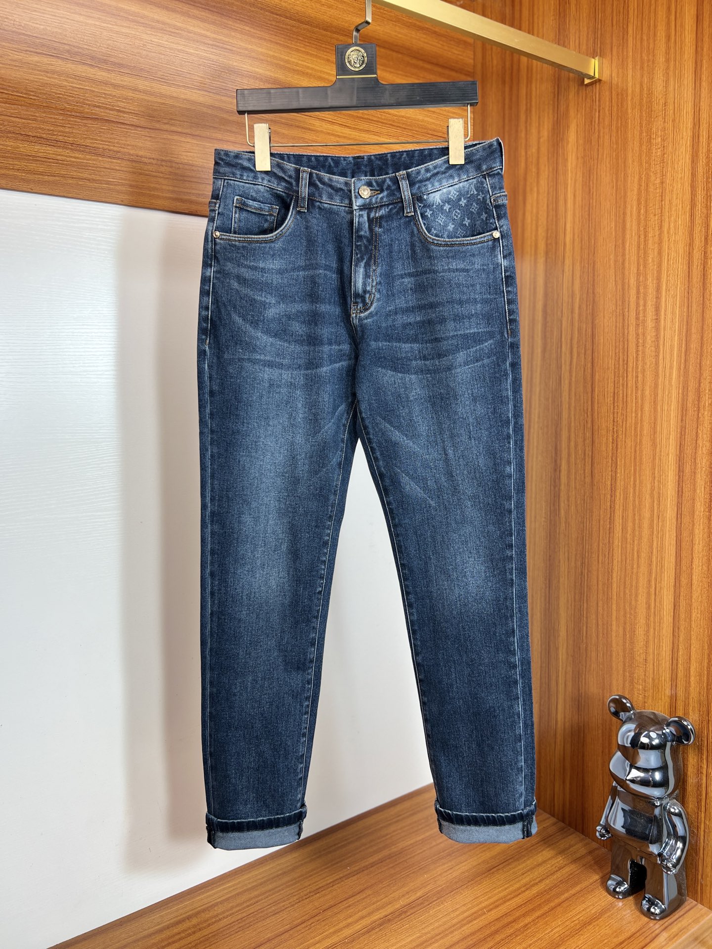 NO:598109,Louis Vuitton 2025 autumn and winter new products, complete with three labels, jeans, good products, no need to introduce too much, look at the details, the counter size is 29-38/140, upper body size 32,, louis vuitton, jeans, alexander wang19860909路易威登 2025秋冬新品 三标齐全 牛仔裤 好货不用过多介绍 看细节 专柜码数29-38 /140上身32码,,louis vuitton,jeans,alexander wang,Men's clothing