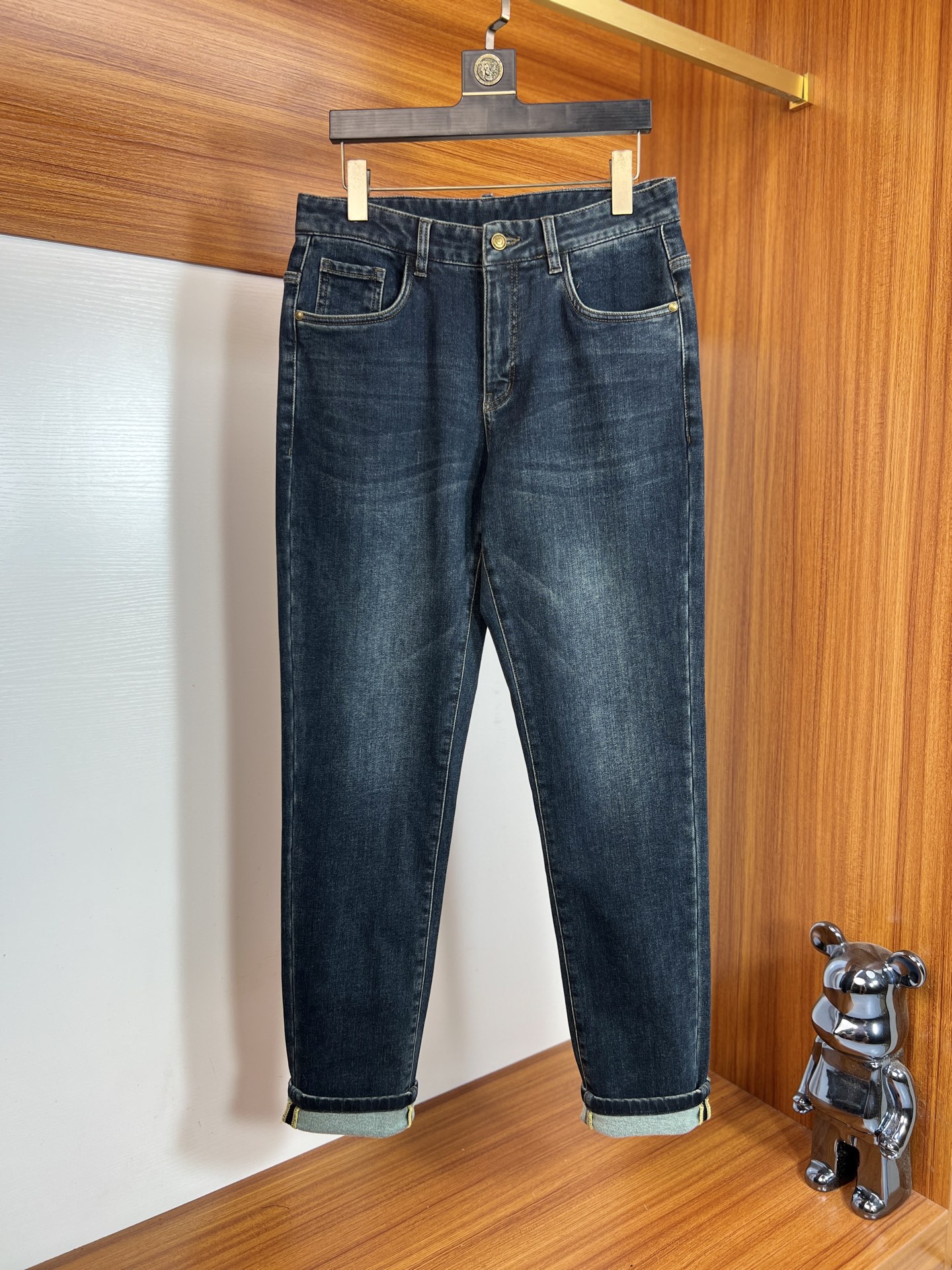 NO:598103,Ferragamo 2025 autumn and winter new products, complete with three labels, jeans, good products, no need to introduce too much, look at the details, counter size 29-38/140, upper body size 32,,ferragamo,jeans,alexander wang19860909菲拉格慕 2025秋冬新品 三标齐全 牛仔裤 好货不用过多介绍 看细节 专柜码数29-38 /140上身32码,,ferragamo,jeans,alexander wang,Men's clothing