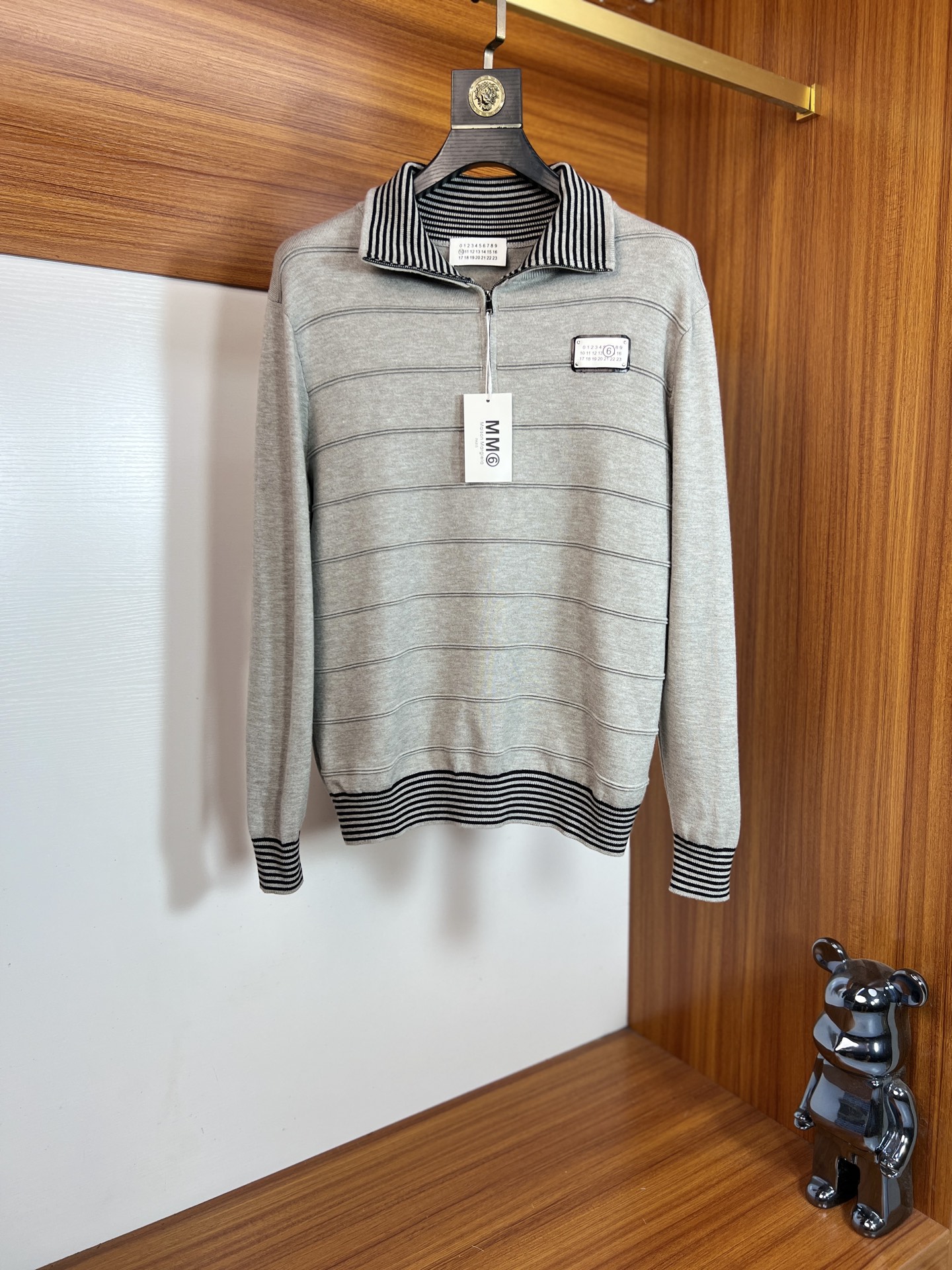 NO:611991,MM6 2025 autumn and winter new products, complete with three labels, lapel sweatshirts, good products, no need to introduce too much, look at the details, counter size M-XXXL /140 recommended L, masion margiela, hoodie, sweatshirts, alexander wang19860909MM6 2025年秋冬新品上新 三标齐全 翻领卫衣 好货不用过多介绍 看细节 专柜码数M-XXXL /140建议L,,masion margiela,hoodie,sweatshirts,alexander wang,Men's clothing