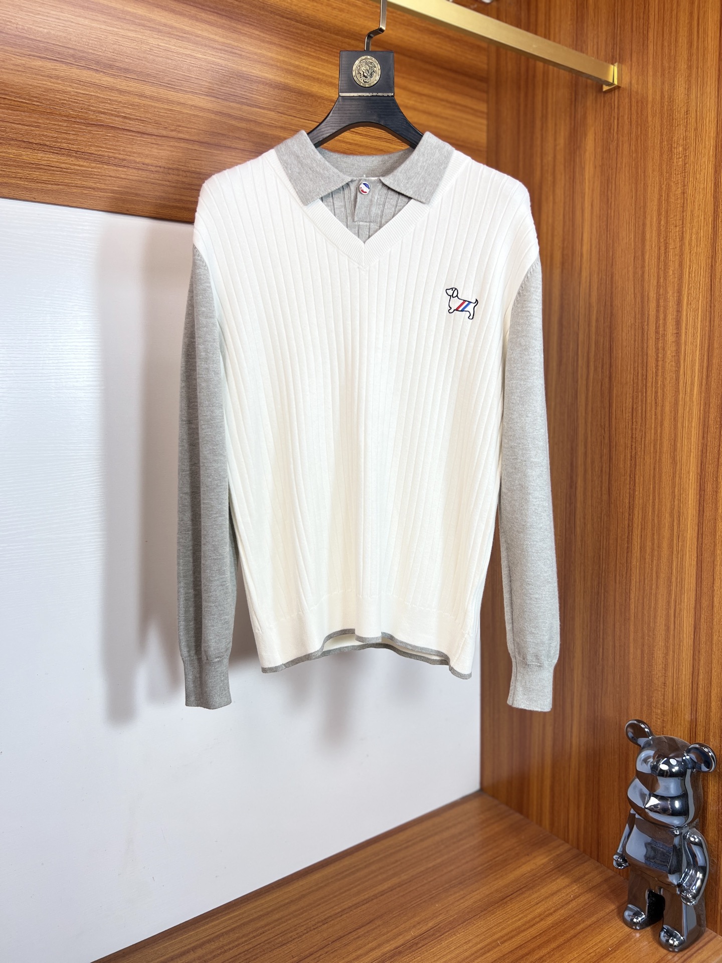 NO:612008,TB 2025 autumn and winter new products are launched, complete with three labels, knitted lapels, good products, no need to introduce too much, look at the details, counter size M-XXXL /140, recommended L,,alexander wang19860909TB 2025年秋冬新品上新 三标齐全 针织翻领 好货不用过多介绍 看细节 专柜码数M-XXXL /140建议L,,alexander wang,Men's clothing