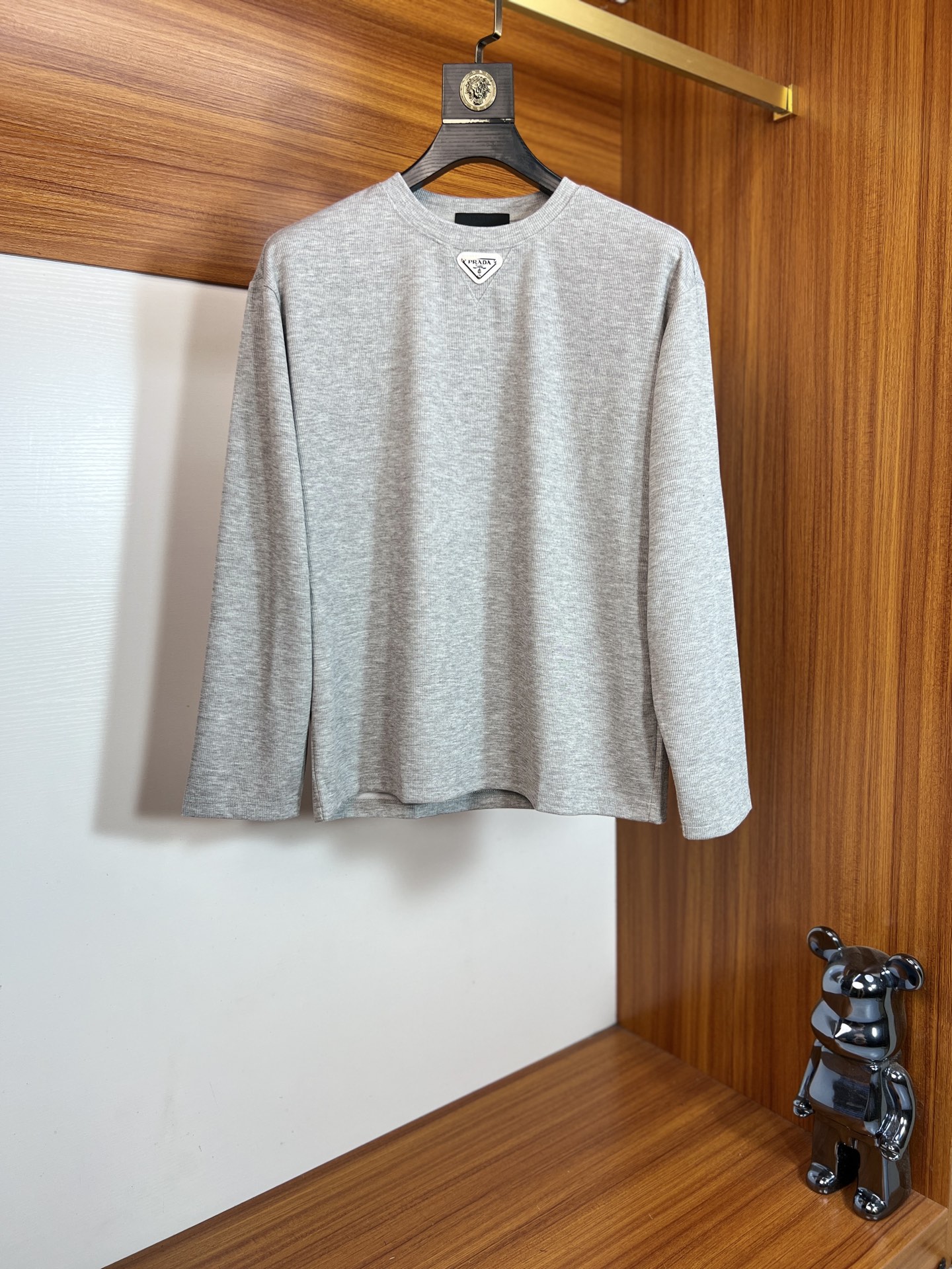 NO:612011,Prada/Prada 2025 new autumn and winter new products, complete with three labels, round neck sweatshirt, good product, no need to introduce too much, look at the details, counter size M-XXXL /140 recommended L,, prada, prada, hoodie, sweatshirts, alexander wang19860909Prada/普拉达 2025年秋冬新品上新 三标齐全 圆领卫衣 好货不用过多介绍 看细节 专柜码数M-XXXL /140建议L,,prada,prada,hoodie,sweatshirts,alexander wang,Men's clothing