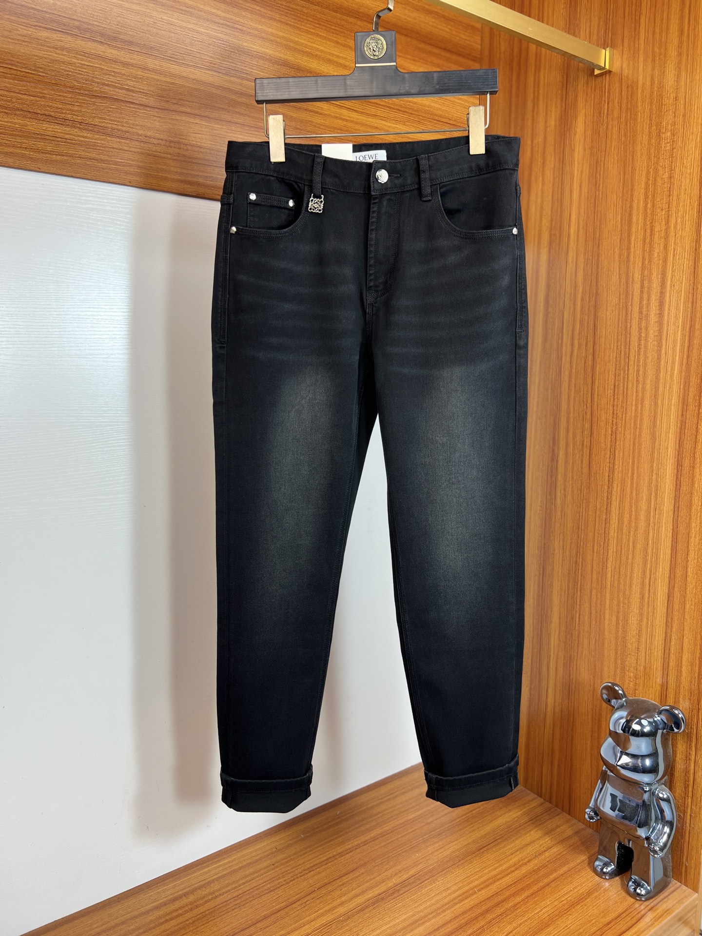 NO:690843,Loewe/Luo Yiwei 2025 autumn and winter new products, complete with three labels, jeans, good products, no need to introduce too much, look at the details, counter size 29-38/140 upper body size 32,,loewe,loewe,jeans,19860909Loewe/罗意威 2025秋冬新品 三标齐全 牛仔裤 好货不用过多介绍 看细节 专柜码数29-38 /140上身32码,,loewe,loewe,jeans,,Men's clothing