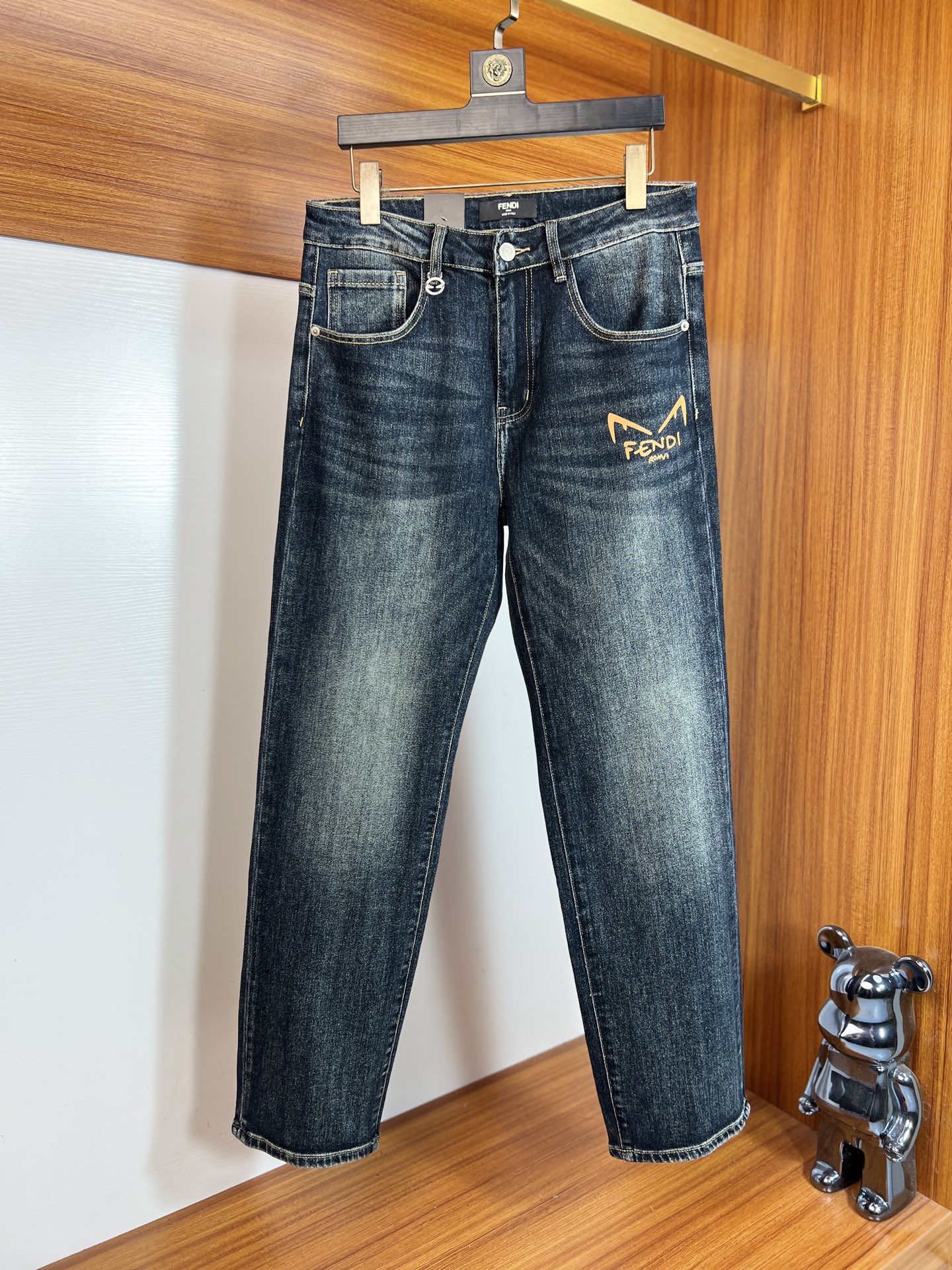 NO:690839,Fendi/Fendi 2025 autumn and winter new products, complete with three labels, jeans, good products, no need to introduce too much, look at the details, counter size 29-38/140 upper body size 32,,fendi,fendi,jeans,19860909Fendi/芬迪 2025秋冬新品 三标齐全 牛仔裤 好货不用过多介绍 看细节 专柜码数29-38 /140上身32码,,fendi,fendi,jeans,,Men's clothing