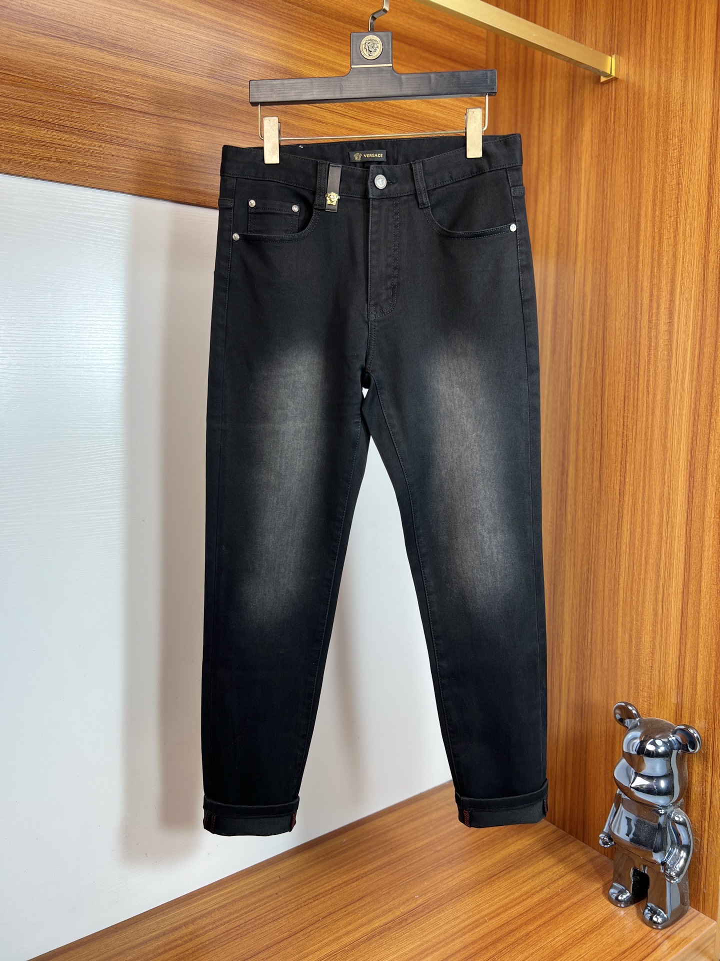 NO:690833,Versace/Versace 2025 autumn and winter new products, complete with three labels, jeans, good products, no need to introduce too much, look at the details, counter size 29-38/140 upper body size 32,,versace,versace,jeans,19860909Versace/范思哲 2025秋冬新品 三标齐全 牛仔裤 好货不用过多介绍 看细节 专柜码数29-38 /140上身32码,,versace,versace,jeans,,Men's clothing