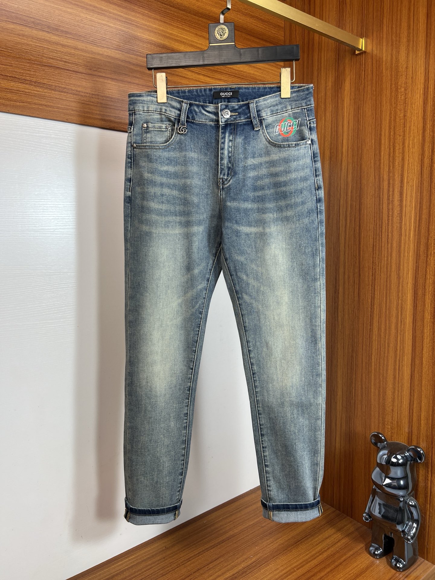 NO:624970,Gucci/Gucci 2025 autumn and winter new products, complete with three labels, jeans, good products, no need to introduce too much, look at the details, counter size 29-38/140 upper body size 32,,gucci,jeans,alexander wang19860909Gucci/古奇 2025秋冬新品 三标齐全 牛仔裤 好货不用过多介绍 看细节 专柜码数29-38 /140上身32码,,gucci,jeans,alexander wang,Men's clothing