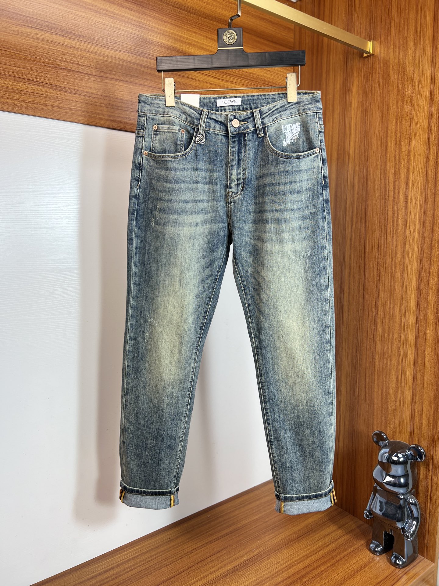 NO:624953,Loewe/Luoyiwei 2025 autumn and winter new products, complete with three labels, jeans, good products, no need to introduce too much, look at the details, counter size 29-38/140 upper body size 32,,loewe,loewe,jeans,alexander wang19860909Loewe/罗意威 2025秋冬新品 三标齐全 牛仔裤 好货不用过多介绍 看细节 专柜码数29-38 /140上身32码,,loewe,loewe,jeans,alexander wang,Men's clothing