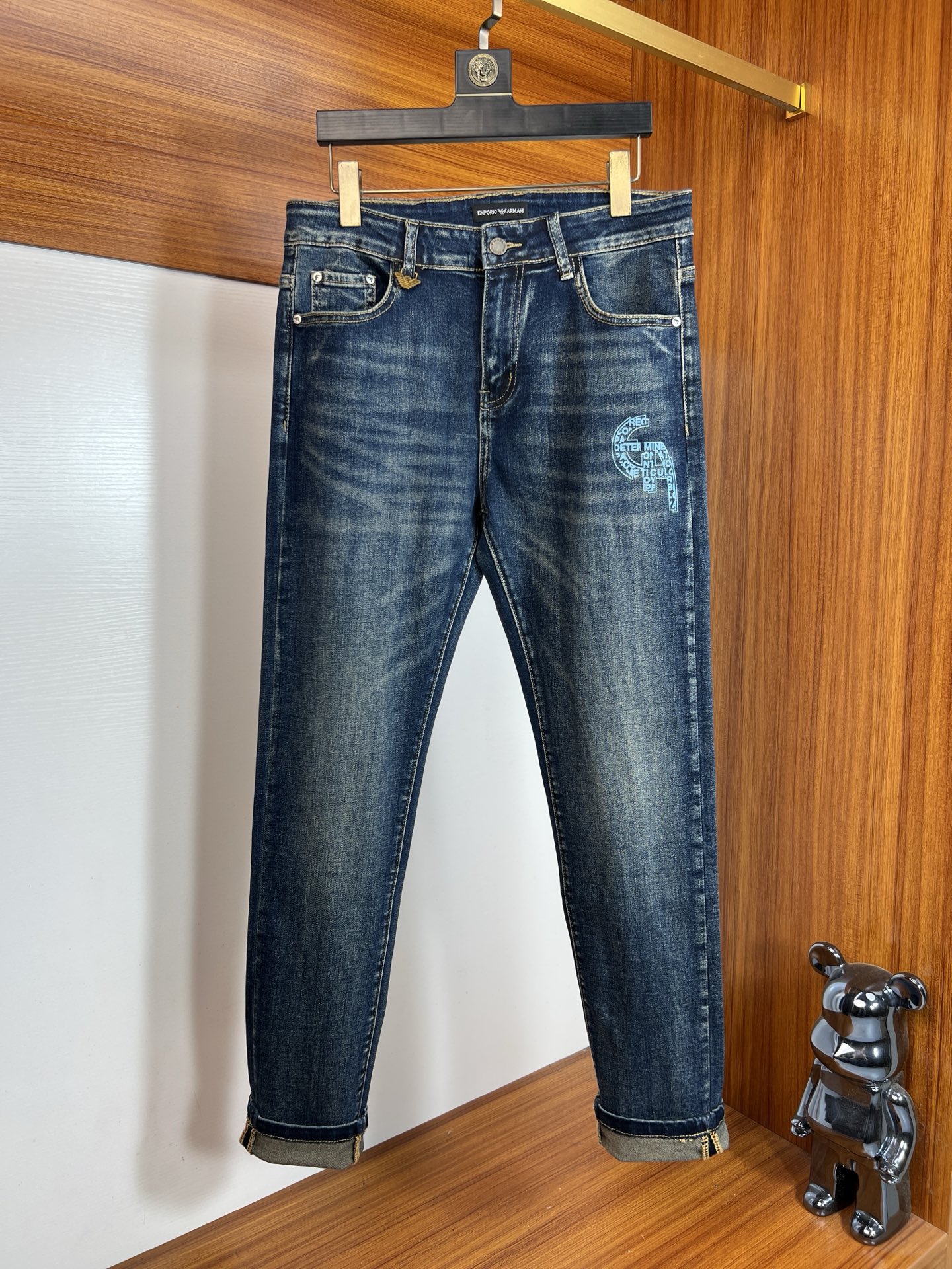 NO:624938,Armani/Armani 2025 autumn and winter new products, complete with three labels, jeans, good products, no need to introduce too much, look at the details, counter size 29-38/140, upper body size 32,,armani,armani,jeans,alexander wang19860909Armani/阿玛尼 2025秋冬新品 三标齐全 牛仔裤 好货不用过多介绍 看细节 专柜码数29-38 /140上身32码,,armani,armani,jeans,alexander wang,Men's clothing