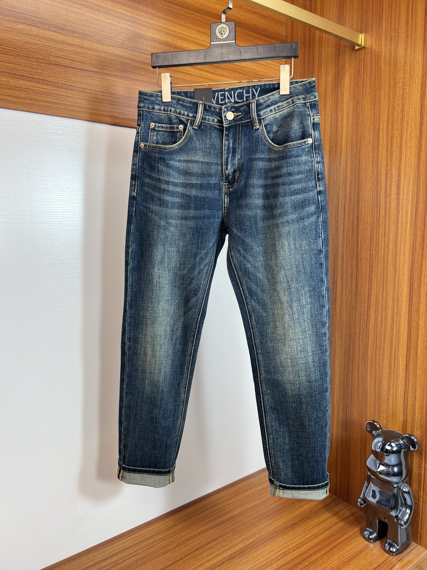 NO:628277,give/Givenchy 2025 autumn and winter new products, complete with three labels, jeans, good products, no need to introduce too much, look at the details, counter size 28-38, 175/140, upper body size 32,,givenchy,givenchy,jeans,alexander wang19860909give/纪梵希 2025秋冬新品 三标齐全 牛仔裤 好货不用过多介绍 看细节 专柜码数28-38 175/140上身32码,,givenchy,givenchy,jeans,alexander wang,Men's clothing