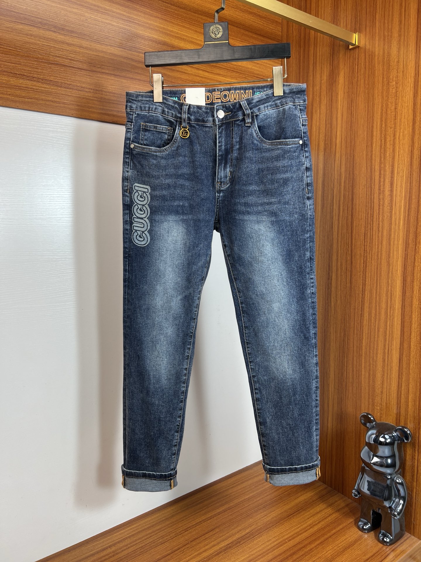 NO:628304,Gucci/Gucci 2025 autumn and winter new products, complete with three labels, jeans, good products, no need to introduce too much, look at the details, counter size 28-38, 175/140 upper body size 32,,gucci,jeans,alexander wang19860909Gucci/古奇 2025秋冬新品 三标齐全 牛仔裤 好货不用过多介绍 看细节 专柜码数28-38 175/140上身32码,,gucci,jeans,alexander wang,Men's clothing