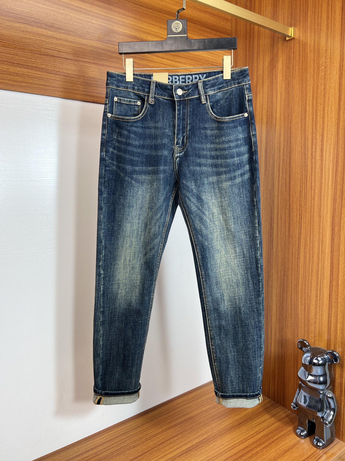 NO:628321,Burberry/Burberry 2025 autumn and winter new products, complete with three labels, jeans, good products, no need to introduce too much, look at the details, counter size 28-38, 175/140 upper body size 32,,burberry,burberry,jeans,alexander wang19860909Burberry/巴宝莉 2025秋冬新品 三标齐全 牛仔裤 好货不用过多介绍 看细节 专柜码数28-38 175/140上身32码,,burberry,burberry,jeans,alexander wang,Men's clothing