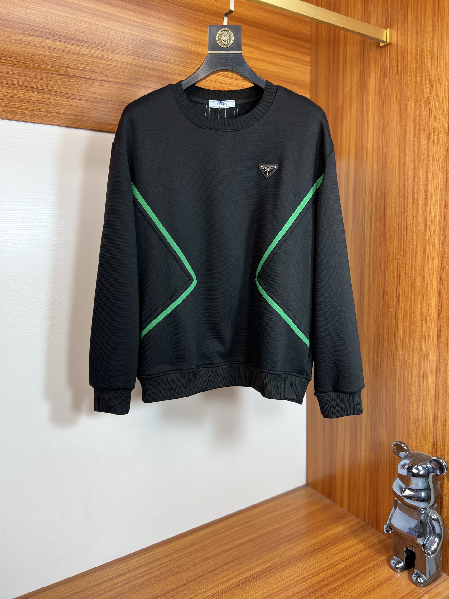 NO:661384,Prada/Prada 2025 new autumn and winter new products, complete with three standards, plus velvet and thickened round neck sweatshirt, good products need no introduction, look at the details, counter size M-XXXL 175/140, recommended L,, prada, prada, hoodie, sweatshirts,  19860909Prada/普拉达 2025年秋冬新品上新 三标齐全 加绒加厚圆领卫衣 好货不用过多介绍 看细节 专柜码数M-XXXL 175/140建议L,,prada,prada,hoodie,sweatshirts, ,Men's clothing