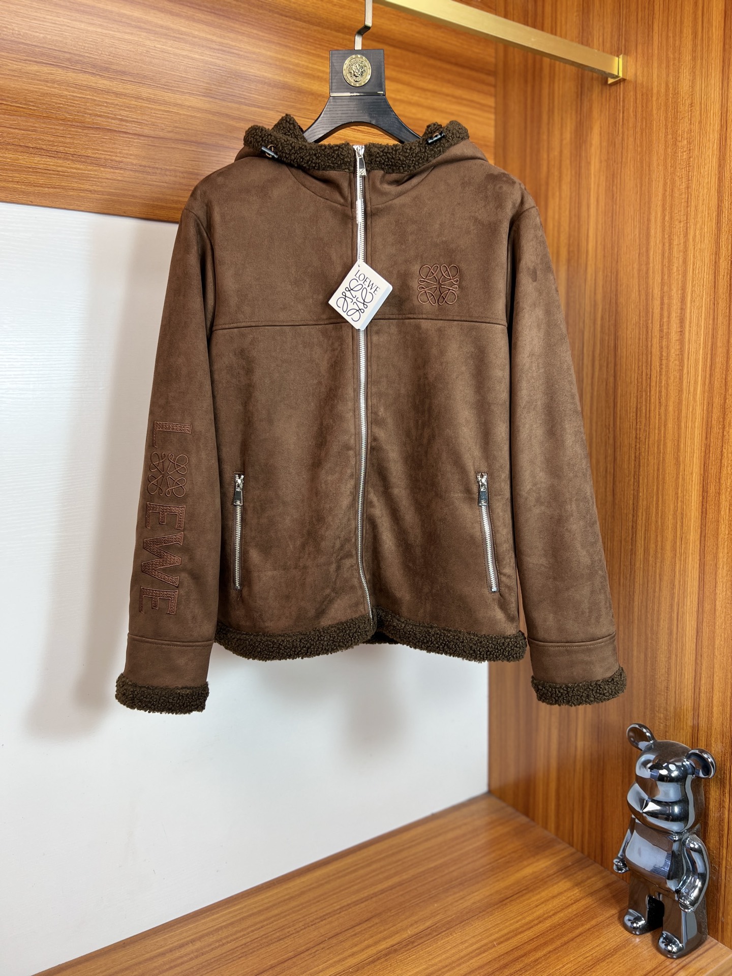 NO:661391,Loewe/Luo Yiwei 2025 new autumn and winter new products, complete with three standards, thickened grain velvet jacket, good product, no need to introduce too much, look at the details, counter size M-XXXL 175/140, recommended L,,loewe,loewe,jackets & coats,jackets & coats, 19860909Loewe/罗意威 2025年秋冬新品上新 三标齐全 加厚颗粒绒夹克外套 好货不用过多介绍 看细节 专柜码数M-XXXL 175/140建议L,,loewe,loewe,jackets & coats,jackets & coats, ,Men's clothing