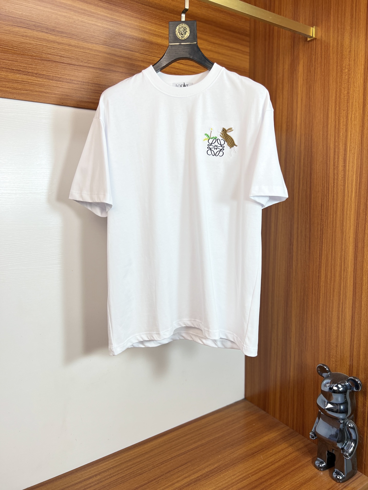 NO:685168,Loewe/Luo Yiwei 2026 spring and summer new products, complete with three labels, pure cotton round neck T-shirt, good product, no need to introduce too much, look at the details, counter size S-XXL 175/140, recommended M,, loewe, loewe, tees, t-shirt,19860909Loewe/罗意威 2026年春夏新品上新 三标齐全 纯棉圆领T恤 好货不用过多介绍 看细节 专柜码数S-XXL 175/140建议M,,loewe,loewe,tees，t-shirt,,Men's clothing
