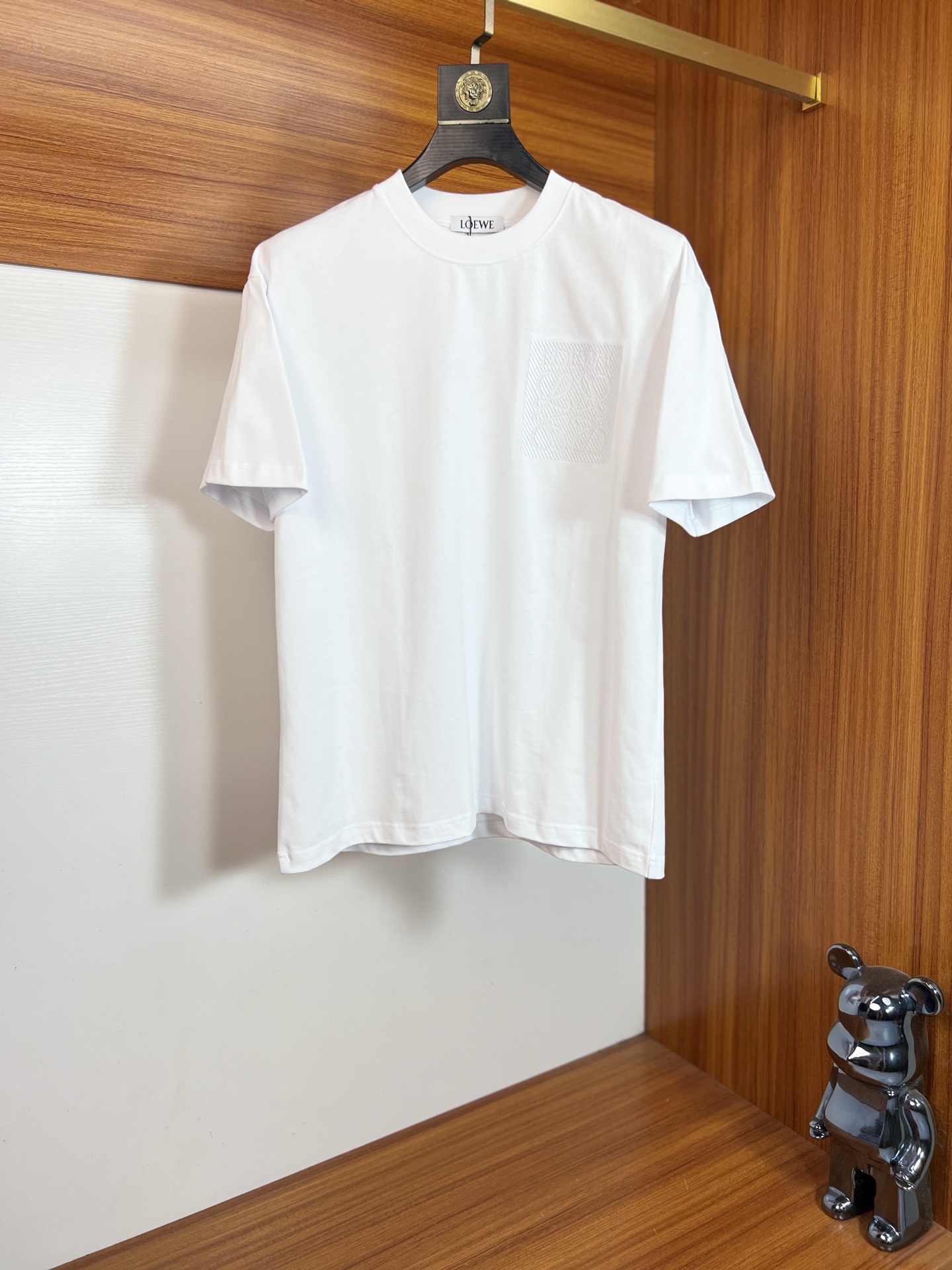 NO:685135,Loewe/Luo Yiwei 2026 spring and summer new products, complete with three labels, pure cotton round neck T-shirt, good product, no need to introduce too much, look at the details, counter size S-XXL 175/140, recommended M,, loewe, loewe, tees, t-shirt,19860909Loewe/罗意威 2026年春夏新品上新 三标齐全 纯棉圆领T恤 好货不用过多介绍 看细节 专柜码数S-XXL 175/140建议M,,loewe,loewe,tees，t-shirt,,Men's clothing