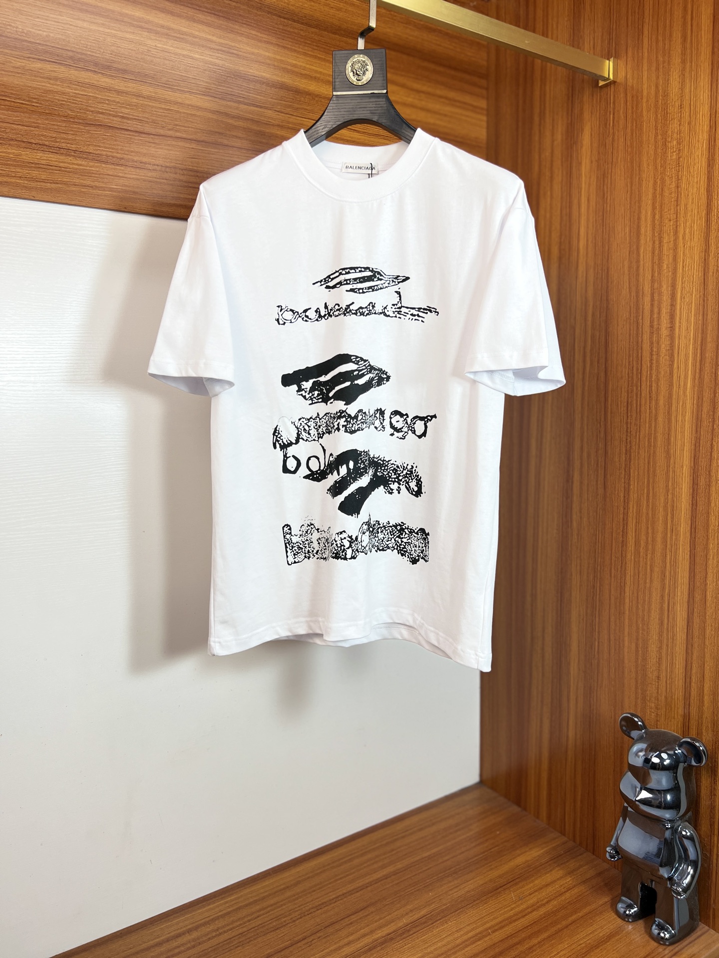 NO:685140,Balenciaga/Balenciaga 2026 spring and summer new products, complete with three labels, pure cotton round neck T-shirt, good product without too much introduction, look at the details, counter size S-XXL 175/140, recommended M,, balenciaga, balenciaga, tees, t-shirt,19860909Balenciaga/巴黎世家 2026年春夏新品上新 三标齐全 纯棉圆领T恤 好货不用过多介绍 看细节 专柜码数S-XXL 175/140建议M,,balenciaga,balenciaga,tees，t-shirt,,Men's clothing