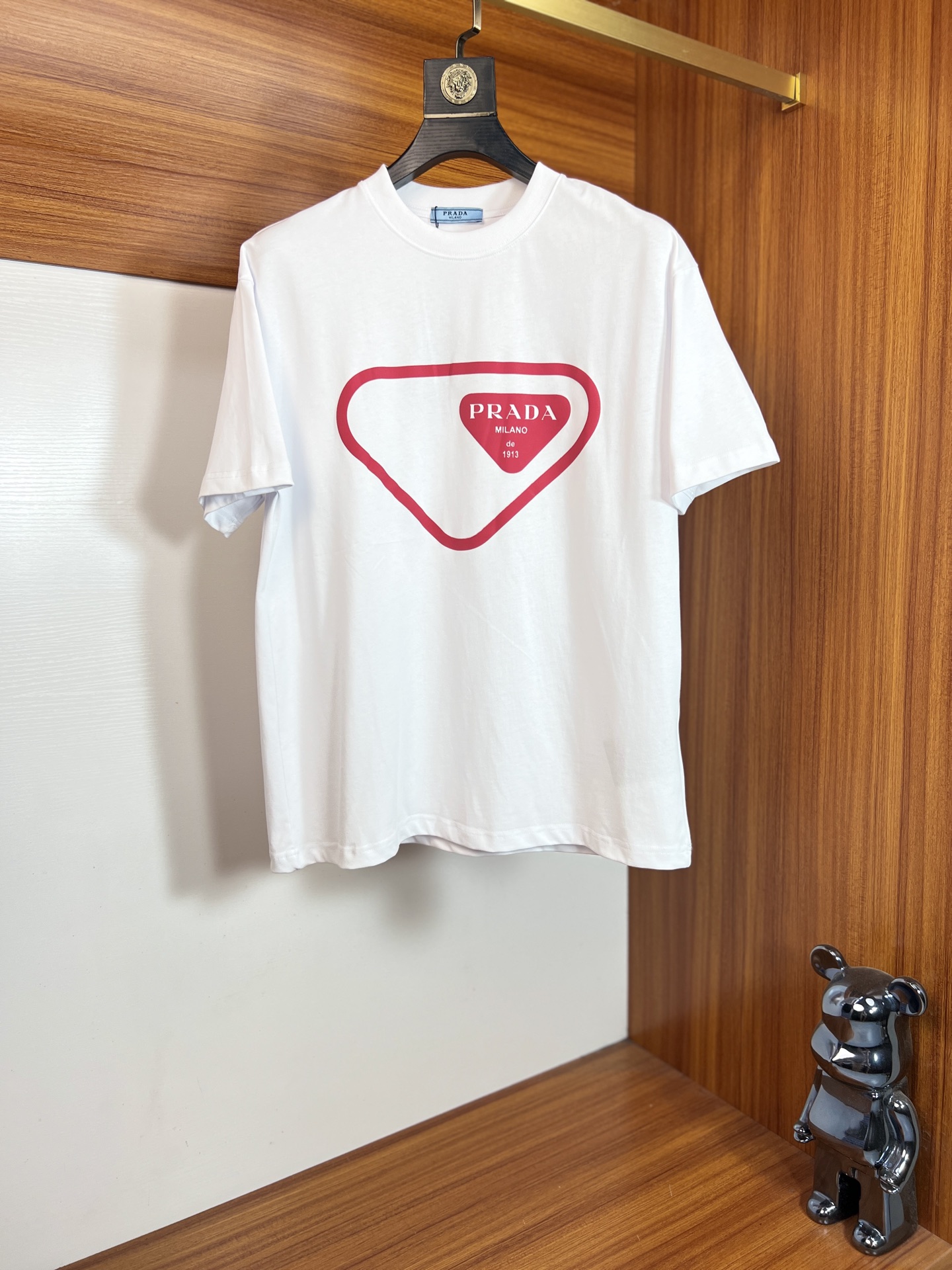 NO:685154,Prada/Prada 2026 spring and summer new products, complete with three labels, pure cotton round neck T-shirt, good product without too much introduction, look at the details, counter size S-XXL 175/140, recommended M,, prada, prada, tees, t-shirt,19860909Prada/普拉达 2026年春夏新品上新 三标齐全 纯棉圆领T恤 好货不用过多介绍 看细节 专柜码数S-XXL 175/140建议M,,prada,prada,tees，t-shirt,,Men's clothing