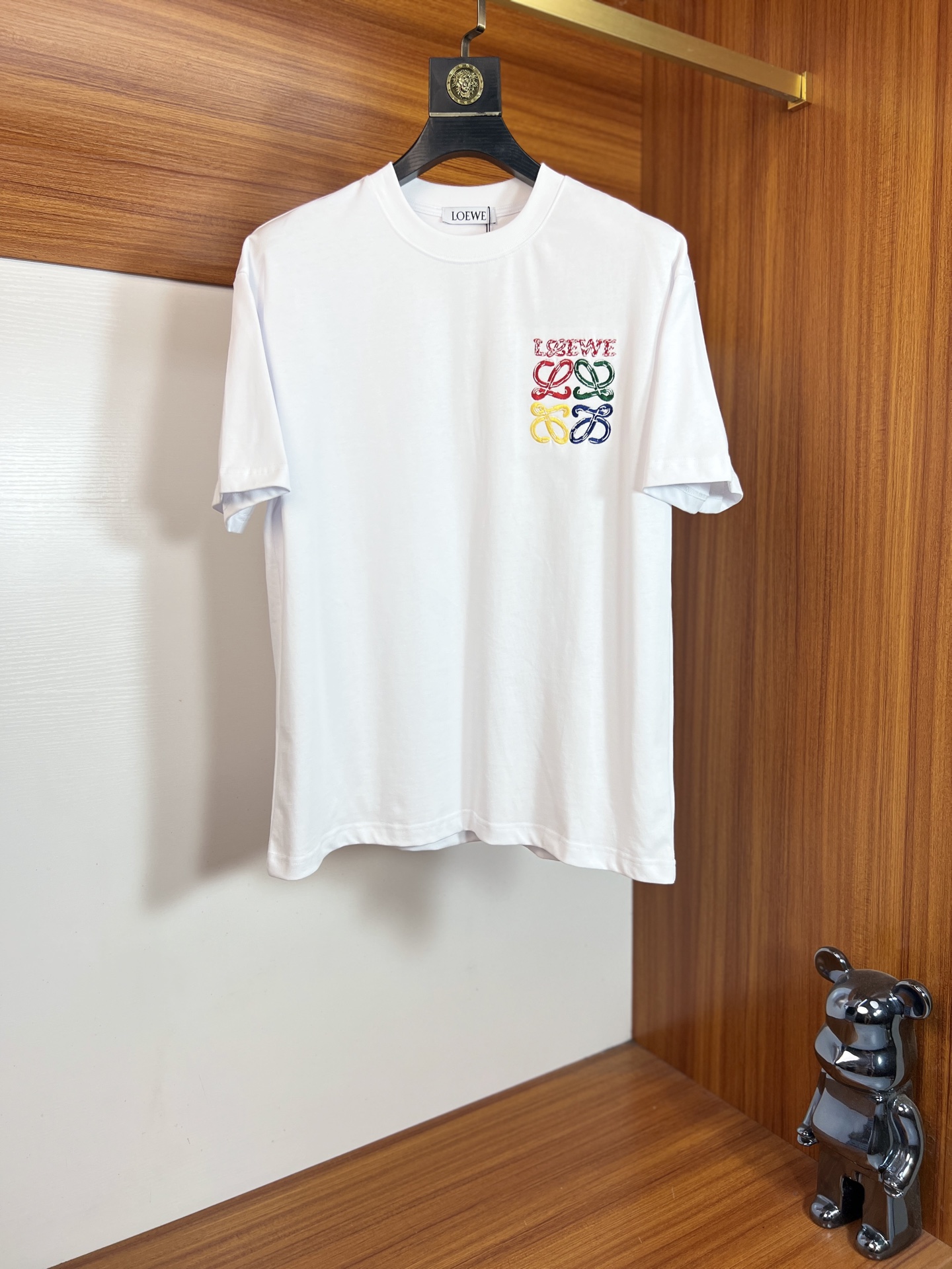 NO:685167,Loewe/Luo Yiwei 2026 spring and summer new products, complete with three labels, pure cotton round neck T-shirt, good product, no need to introduce too much, look at the details, counter size S-XXL 175/140, recommended M,, loewe, loewe, tees, t-shirt,19860909Loewe/罗意威 2026年春夏新品上新 三标齐全 纯棉圆领T恤 好货不用过多介绍 看细节 专柜码数S-XXL 175/140建议M,,loewe,loewe,tees，t-shirt,,Men's clothing