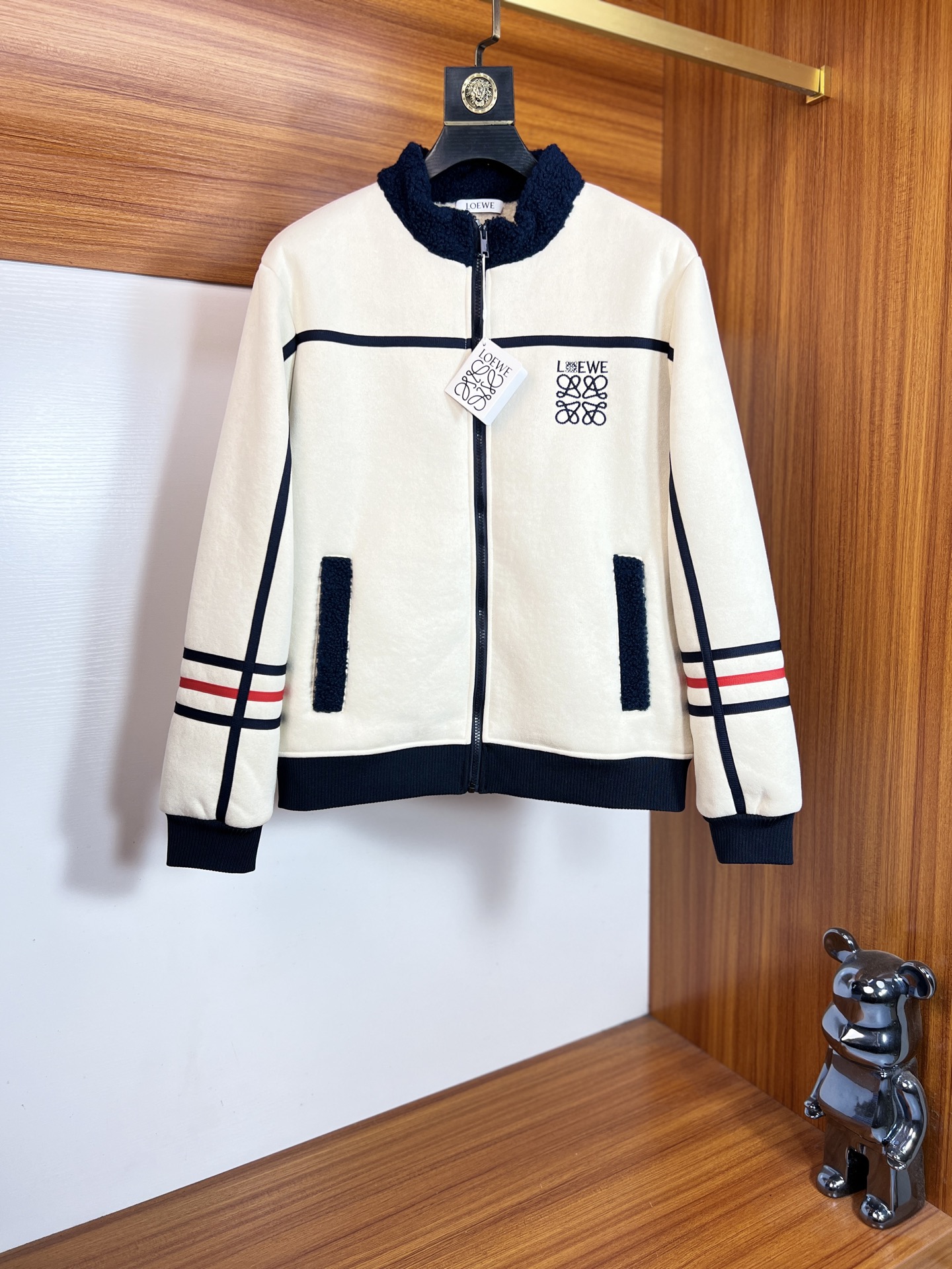 NO:685174,Loewe/Luo Yiwei 2025 autumn and winter new products, complete with three standards, grain velvet jacket, good product, no need to introduce too much, look at the details, counter size M-XXXL 175/140 recommended L,,loewe,loewe,jackets & coats,jackets & coats,19860909Loewe/罗意威 2025秋冬新品 三标齐全 颗粒绒夹克外套 好货不用过多介绍 看细节 专柜码数 M-XXXL 175/140建议L,,loewe,loewe,jackets & coats,jackets & coats,,Men's clothing