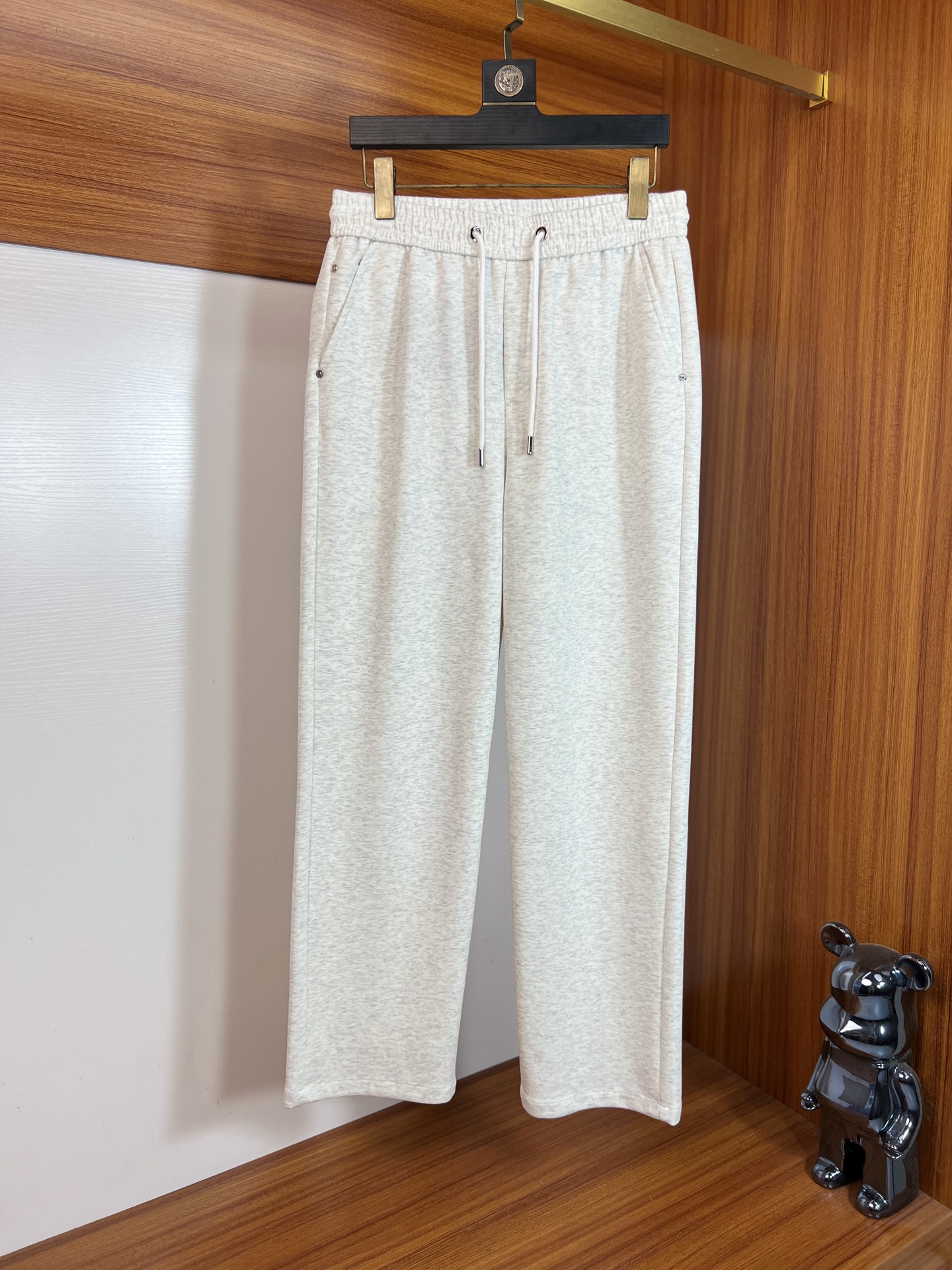 NO:691821,Prada/Prada 2025 autumn and winter new products, complete with three labels, casual pants, good products, no need to introduce too much, look at the details, counter size M-XXXL 175/140, recommended L,, prada, prada,19860909Prada/普拉达 2025年秋冬新品上新 三标齐全 休闲裤 好货不用过多介绍 看细节 专柜码数M-XXXL 175/140建议L,,prada,prada,,Men's clothing