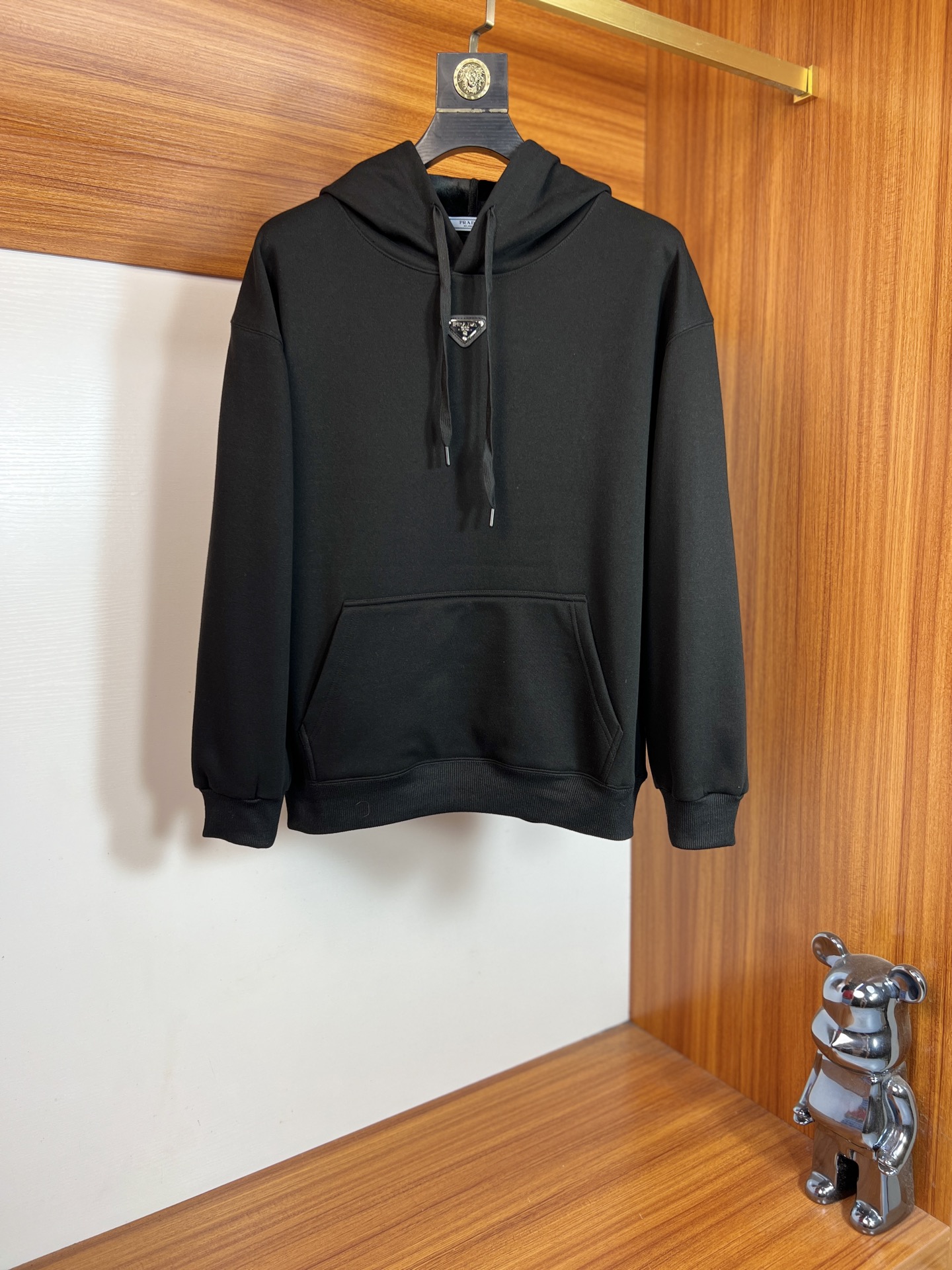 NO:691813,Prada/Prada 2025 new autumn and winter new products, complete with three standards, velvet and thickened hooded sweatshirt, good product without too much introduction, look at the details, counter size M-XXXL 175/recommended L,, prada, prada, hoodie, sweatshirts, hats,19860909Prada/普拉达 2025年秋冬新品上新 三标齐全 加绒加厚连帽卫衣 好货不用过多介绍 看细节 专柜码数M-XXXL 175/建议L,,prada,prada,hoodie,sweatshirts,hats,,Men's clothing