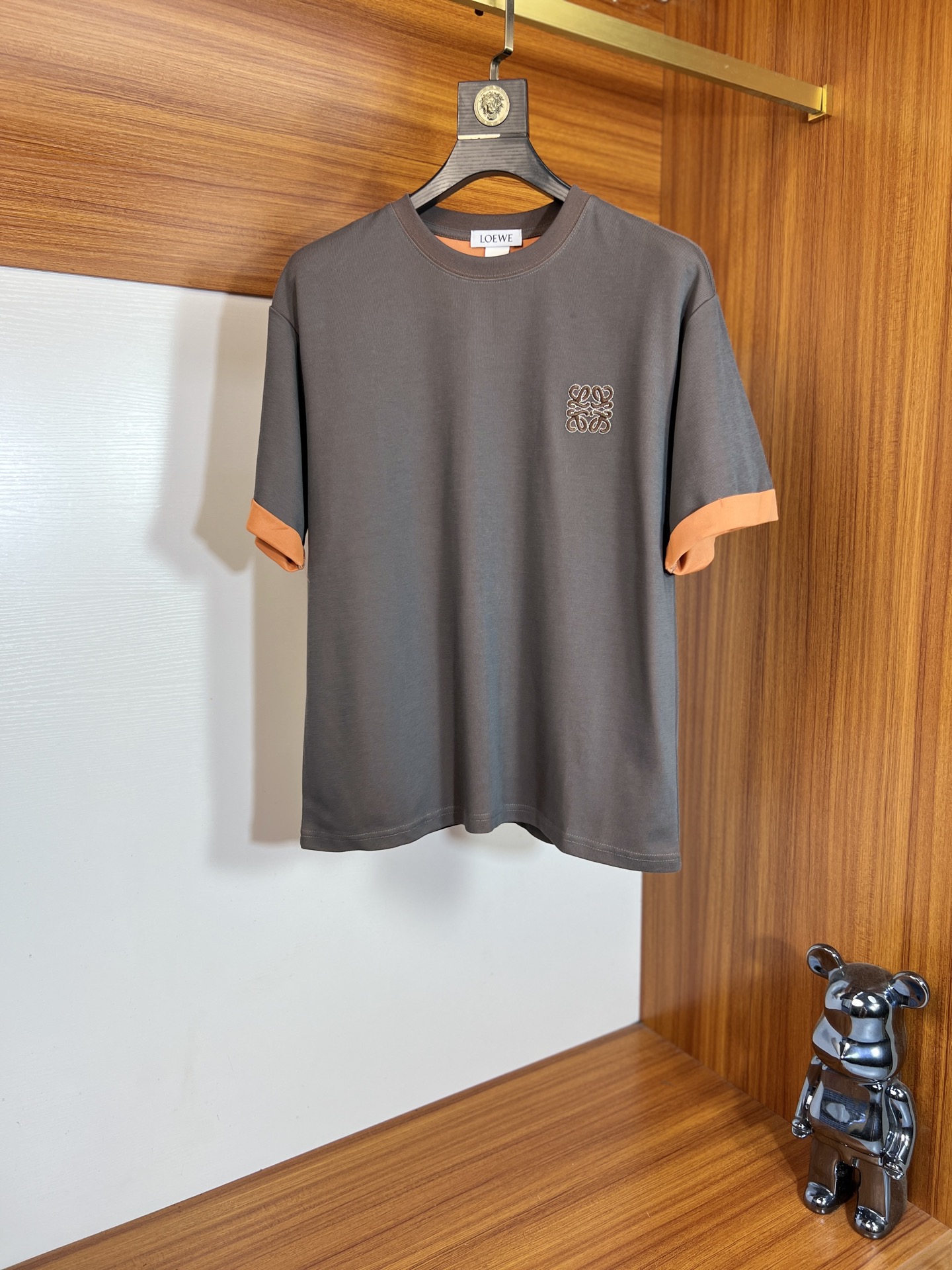 NO:776305,Loewe/Luo Yiwei 2026 spring and summer new products, complete with three labels, round neck short-sleeved T-shirt, good product, no need to introduce too much, look at the details, counter size M-XXXL 175/140, recommended L,, loewe, loewe, T-shirt, tees, t-shirt,19860909Loewe/罗意威 2026年春夏新品上新 三标齐全 圆领短袖T恤 好货不用过多介绍 看细节 专柜码数M-XXXL 175/140建议L,,loewe,loewe,T-shirt,tees，t-shirt,,Men's clothing