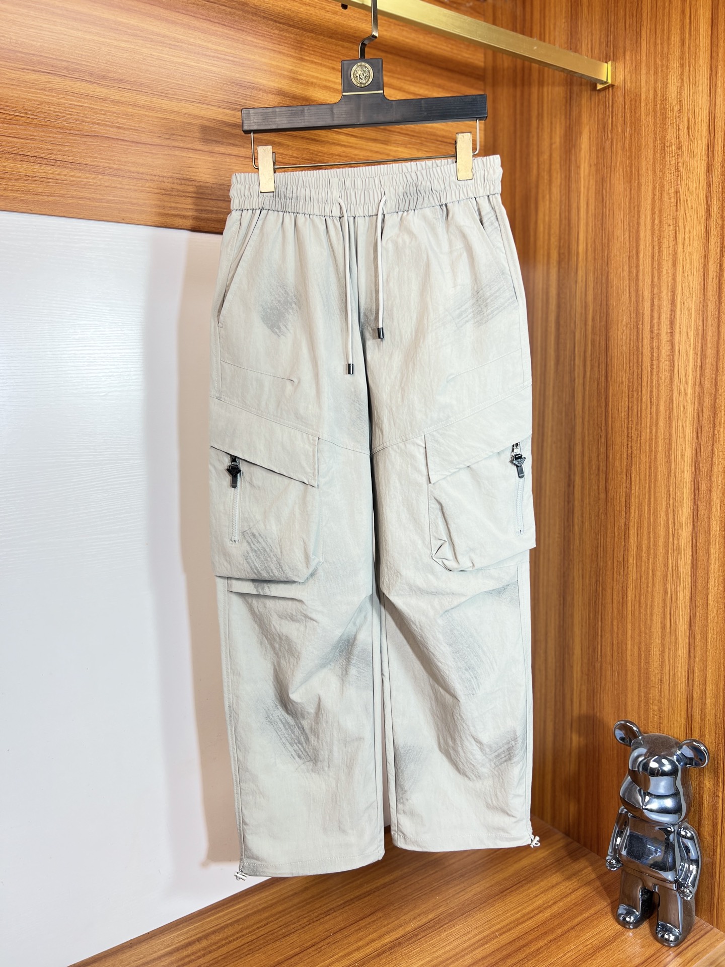 NO:776317,prada/Prada 2026 spring and summer new products, complete with three standards, wide casual pants, good products without too much introduction, look at the details, counter size M-XXXXL 175/140 upper body recommended L,, prada, prada,19860909prada/普拉达 2026春夏新品 三标齐全 阔版休闲裤 好货不用过多介绍 看细节 专柜码数M-XXXXL 175/140上身建议L,,prada,prada,,Men's clothing