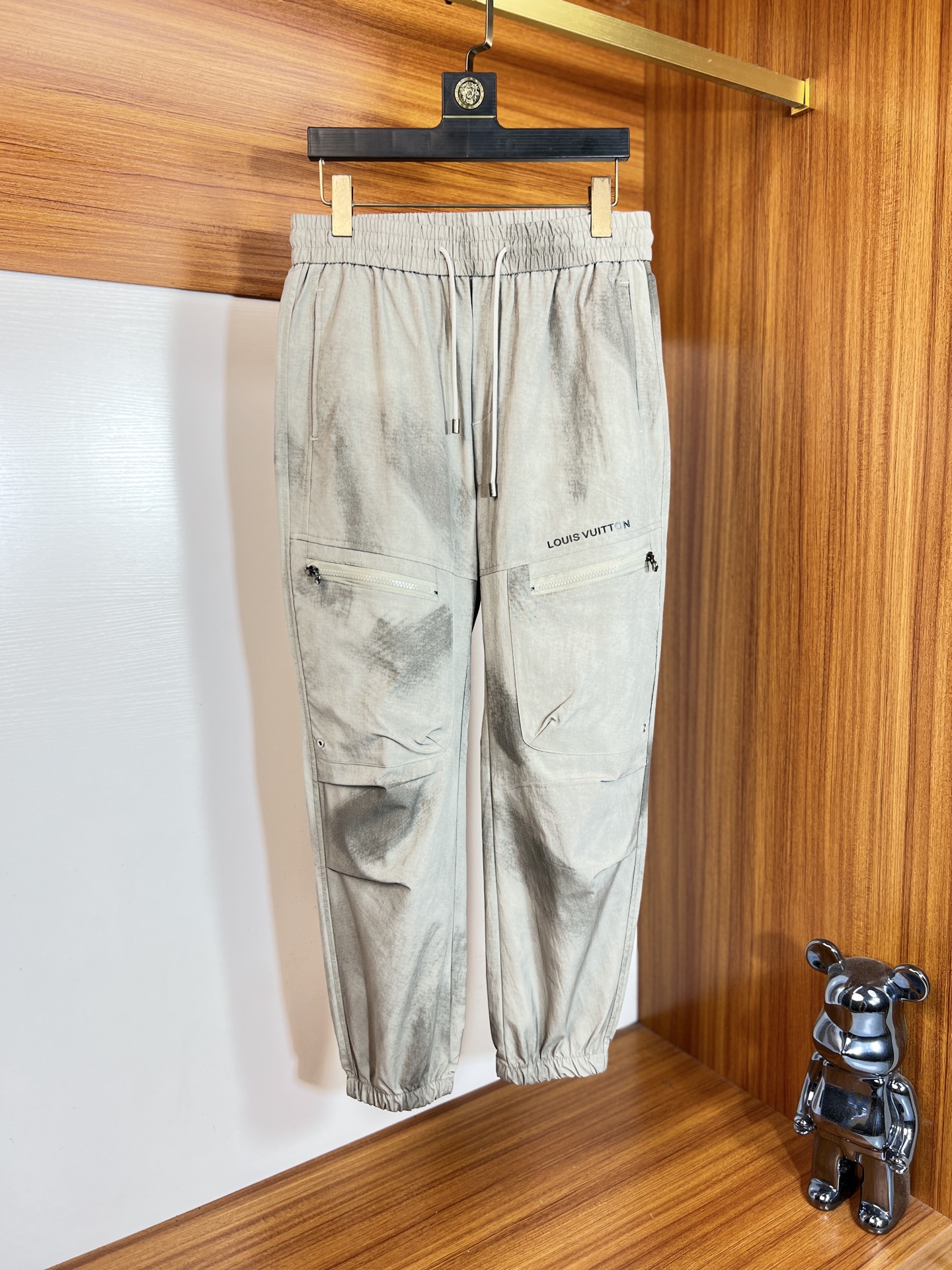 NO:776322,LV/Louis Vuitton 2026 spring and summer new products, complete with three labels, casual pants, good products, no need to introduce too much, look at the details, counter size 29-36, no 35, 175/140 upper body recommended 31,, louis vuitton, louis vuitton,19860909LV/路易威登 2026春夏新品 三标齐全 休闲裤 好货不用过多介绍 看细节 专柜码数29-36 无35 175/140上身建议31,,louis vuitton,louis vuitton,,Men's clothing