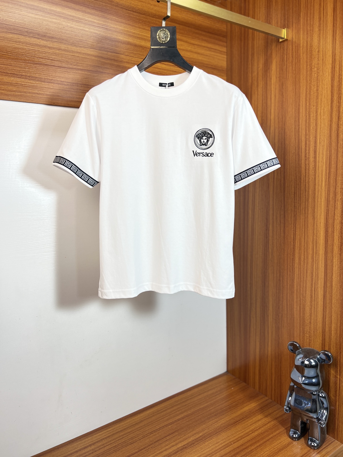 NO:831951,Versace/Versace 2026 spring and summer new products, complete with three labels, pure cotton round neck short-sleeved T-shirt, good product without too much introduction, look at the details, counter size M-XXXL / recommended L,,versace,versace,T-shirt,tees,t-shirt,19860909Versace/范思哲 2026年春夏新品上新 三标齐全 纯棉圆领短袖T恤 好货不用过多介绍 看细节 专柜码数M-XXXL /建议L,,versace,versace,T-shirt,tees，t-shirt,,Men's clothing