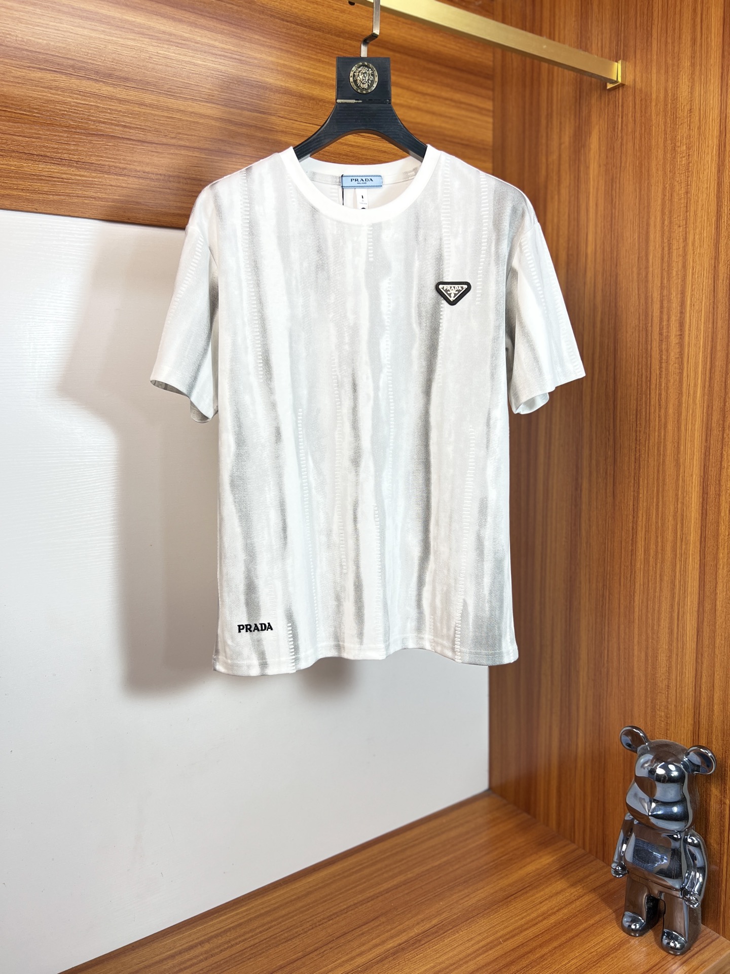 NO:835272,prada/Prada 2026 spring and summer new products, complete with three labels, round neck short-sleeved T-shirt, good product, no need to introduce too much, look at the details, counter size M-XXXL / recommended L,, prada, prada, T-shirt, tees, t-shirt,19860909prada/普拉达 2026年春夏新品上新 三标齐全 圆领短袖T恤 好货不用过多介绍 看细节 专柜码数M-XXXL /建议L,,prada,prada,T-shirt,tees，t-shirt,,Men's clothing