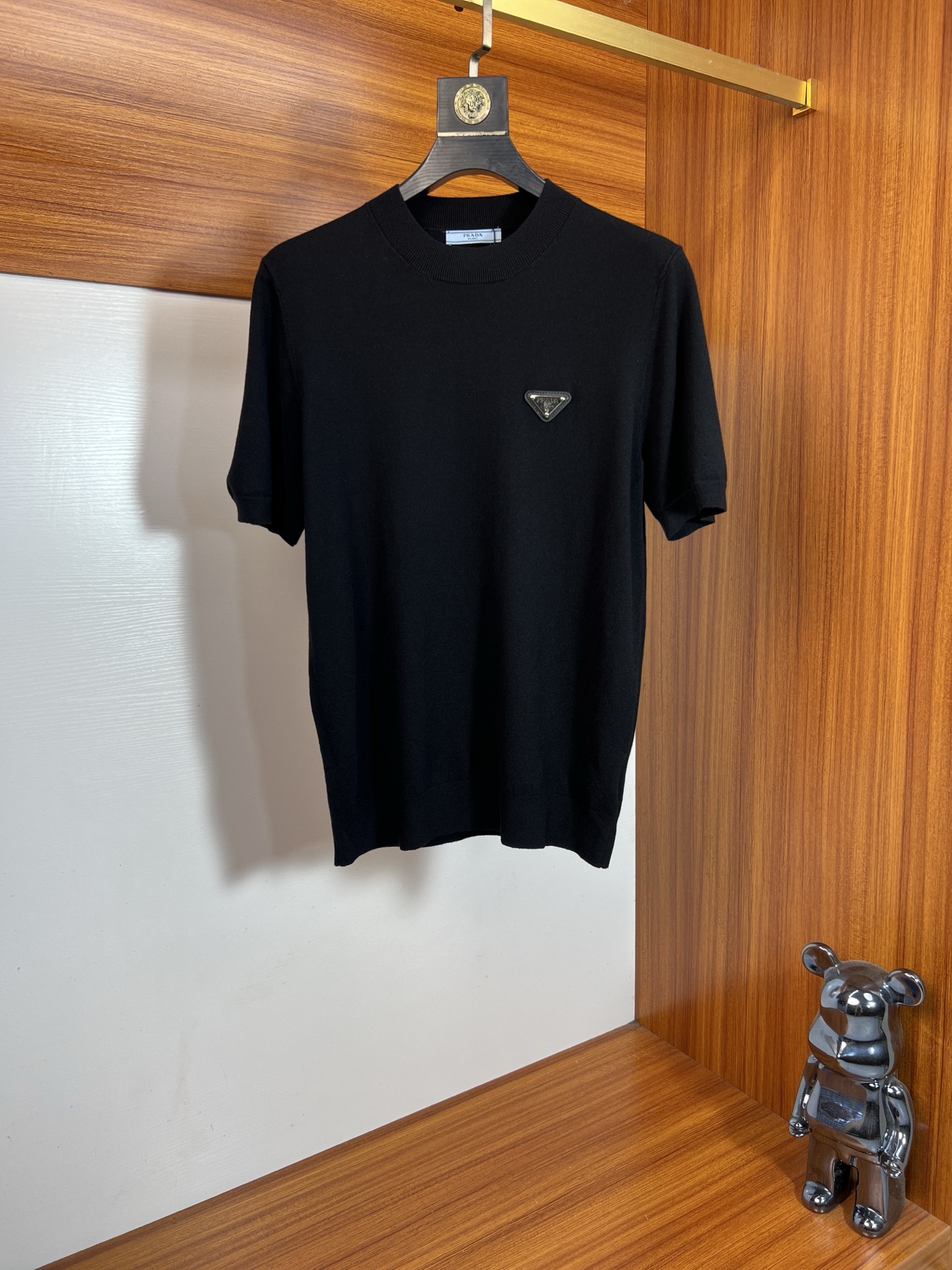 NO:949192,prada/Prada 2026 spring and summer new products, complete with three labels, round neck sweater, short-sleeved T-shirt, old money style series, good products need no introduction, look at the details, counter size M-XXXL 175/140, recommended L,, prada, prada, T-shirt, tees, t-shirt,19860909prada/普拉达 2026年春夏新品上新 三标齐全 圆领针织衫短袖T恤 老钱风系列 好货不用过多介绍 看细节 专柜码数M-XXXL 175/140建议L,,prada,prada,T-shirt,tees，t-shirt,,Men's clothing