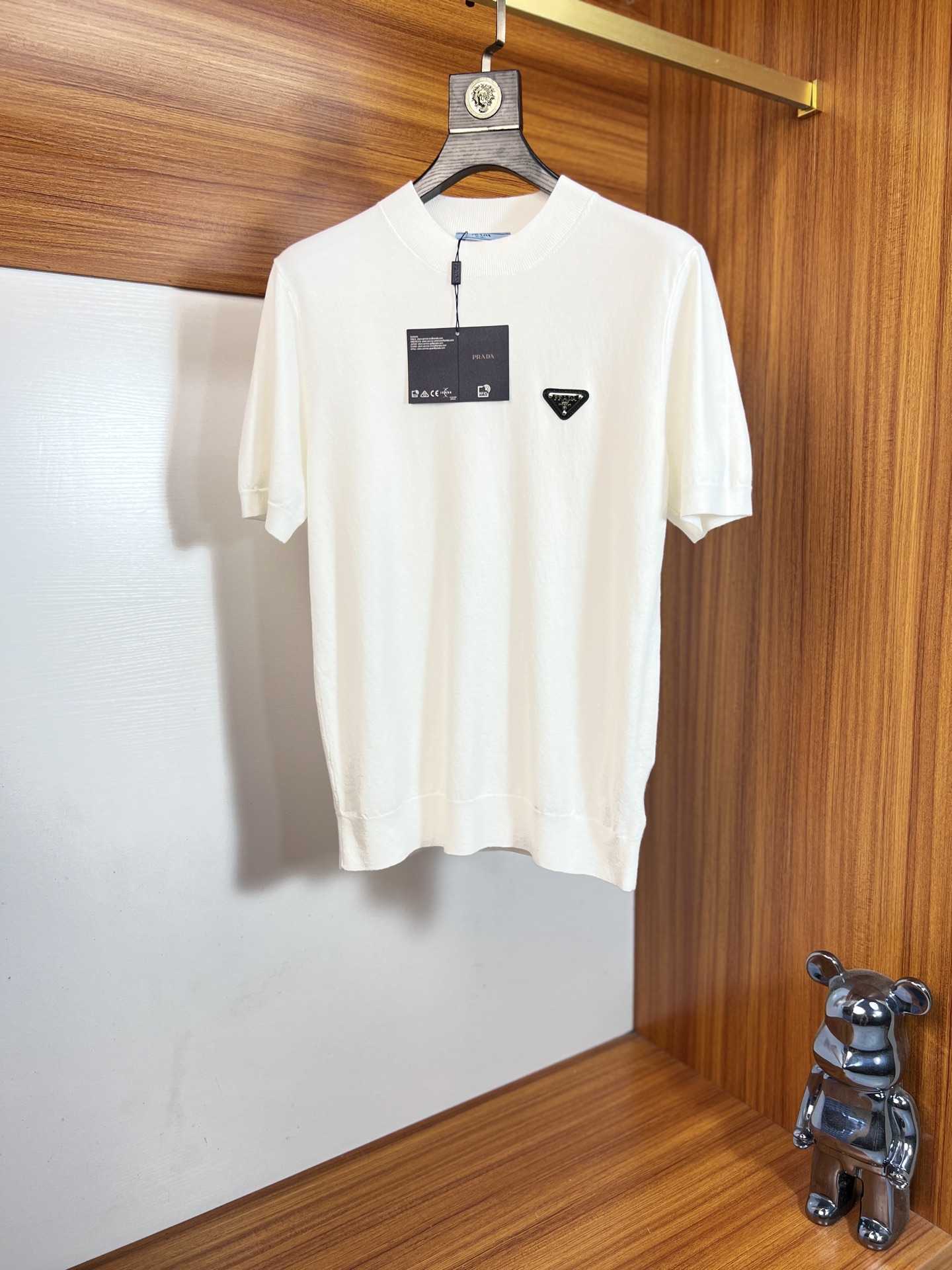NO:843158,prada/Prada 2026 spring and summer new products, complete with three labels, round neck sweater, short-sleeved T-shirt, old money style series, good products need not be introduced too much, look at the details, counter size M-XXXL / recommended L,, prada, prada, T-shirt, tees, t-shirt,19860909prada/普拉达 2026年春夏新品上新 三标齐全 圆领针织衫短袖T恤 老钱风系列 好货不用过多介绍 看细节 专柜码数M-XXXL /建议L,,prada,prada,T-shirt,tees，t-shirt,,Men's clothing