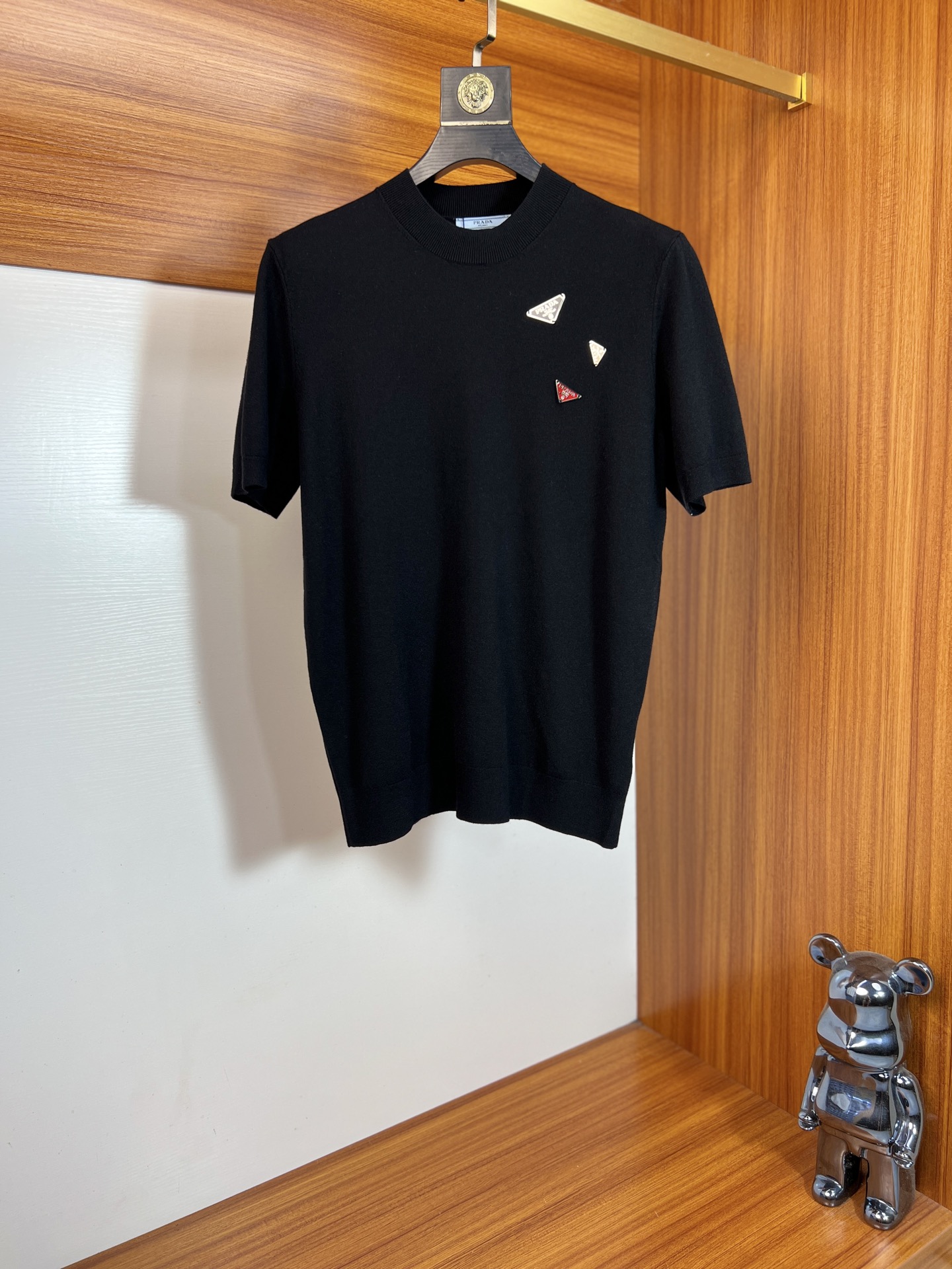 NO:906237,prada/Prada 2026 spring and summer new products, complete with three labels, round neck sweater, short-sleeved T-shirt, old money style series, good products need not be introduced too much, look at the details, counter size M-XXXL 175/140, recommended L,, prada, prada, T-shirt, tees, t-shirt,19860909prada/普拉达 2026年春夏新品上新 三标齐全 圆领针织衫短袖T恤 老钱风系列 好货不用过多介绍 看细节 专柜码数M-XXXL 175/140建议L,,prada,prada,T-shirt,tees，t-shirt,,Men's clothing