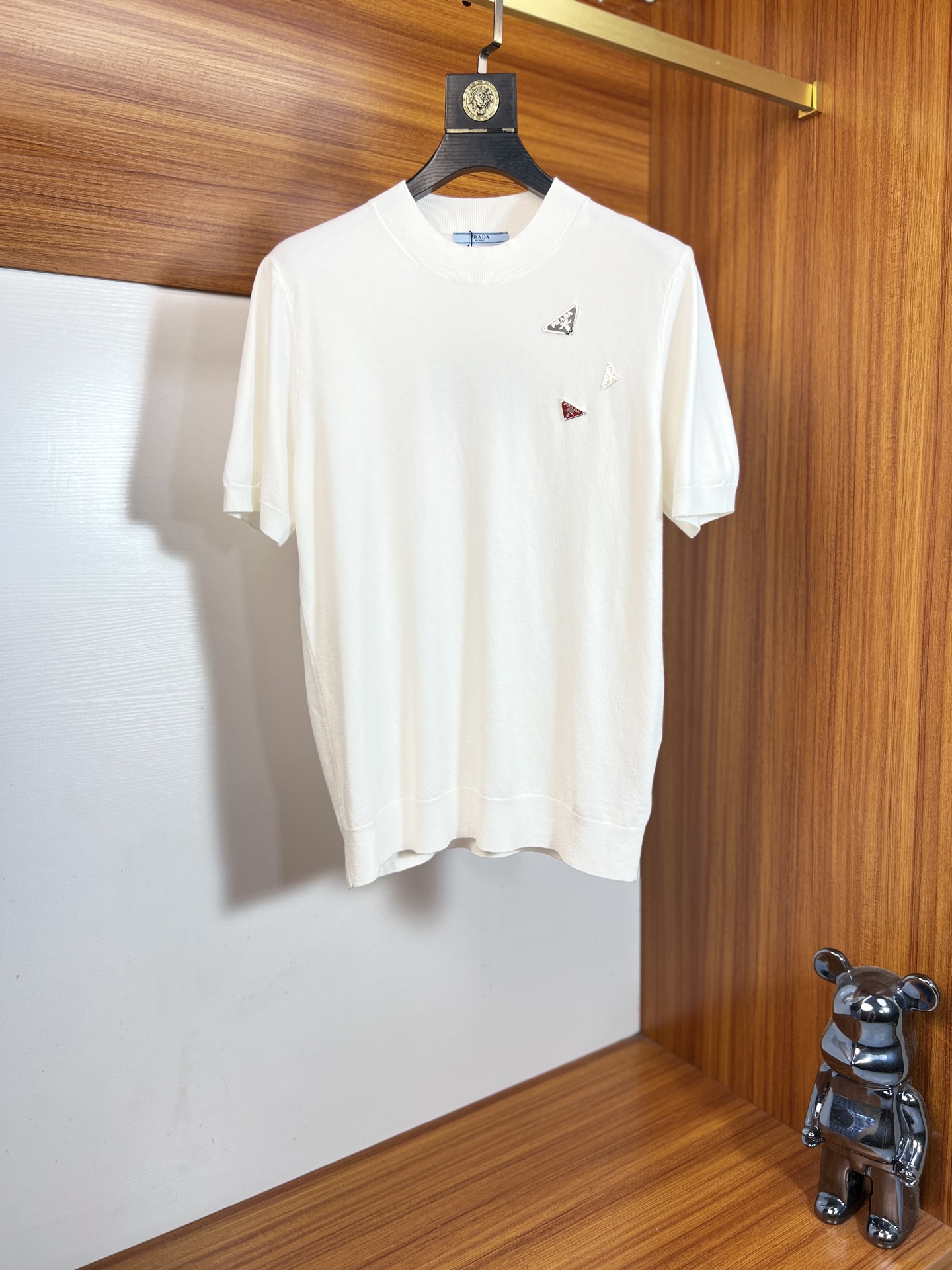 NO:937497,prada/Prada 2026 spring and summer new products, complete with three labels, round neck sweater, short-sleeved T-shirt, old money style series, good products need not be introduced too much, look at the details, counter size M-XXXL / recommended L,, prada, prada, T-shirt, tees, t-shirt,19860909prada/普拉达 2026年春夏新品上新 三标齐全 圆领针织衫短袖T恤 老钱风系列 好货不用过多介绍 看细节 专柜码数M-XXXL /建议L,,prada,prada,T-shirt,tees，t-shirt,,Men's clothing