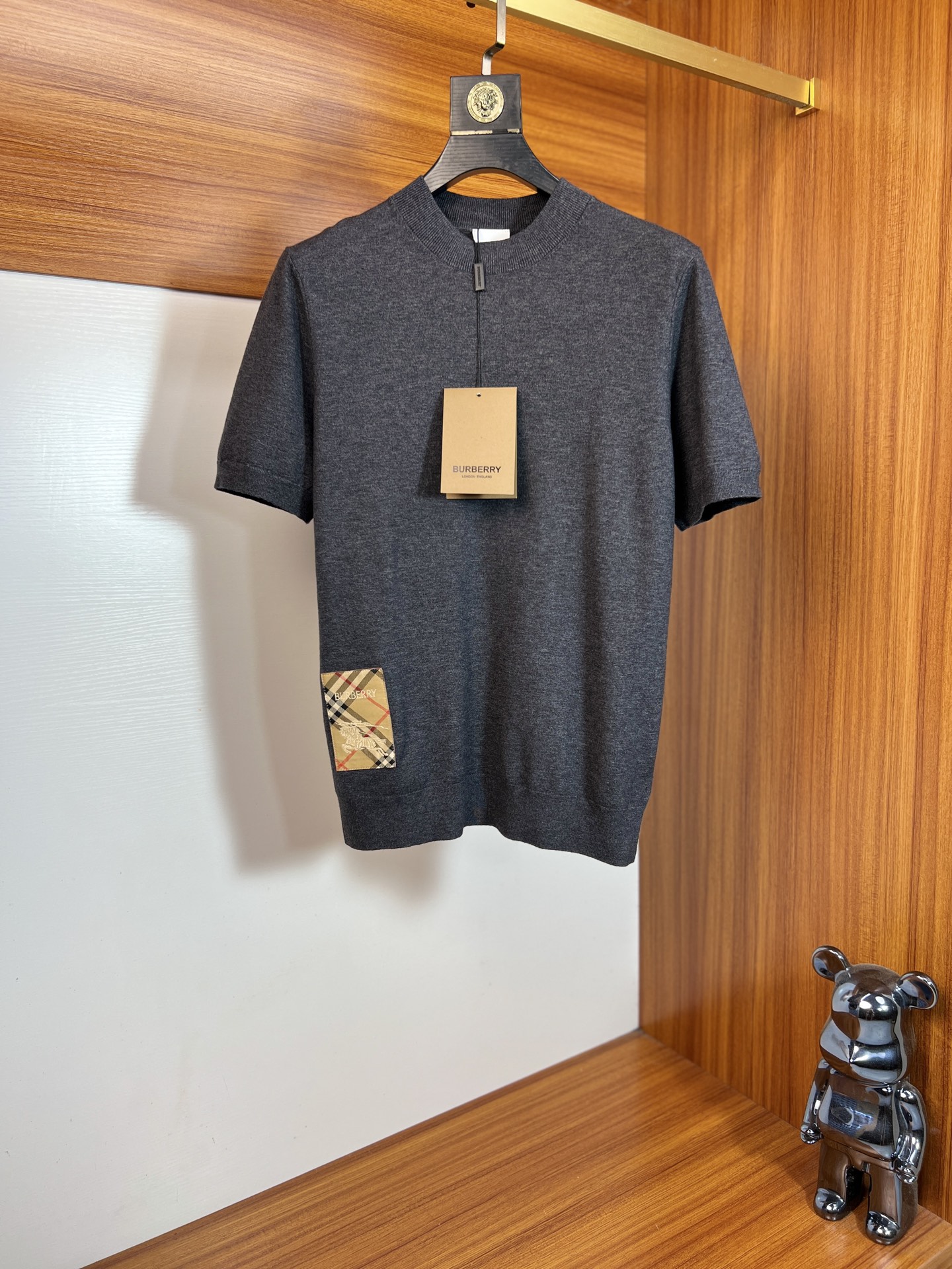 NO:927050,Burberry/Burberry 2026 spring and summer new products, complete with three labels, round neck sweater, short-sleeved T-shirt, old money style series, good products need no introduction, look at the details, counter size M-XXXL 175/140, recommended L,, burberry, burberry, T-shirt, tees, t-shirt,19860909Burberry/巴宝莉 2026年春夏新品上新 三标齐全 圆领针织衫短袖T恤 老钱风系列 好货不用过多介绍 看细节 专柜码数M-XXXL 175/140建议L,,burberry,burberry,T-shirt,tees，t-shirt,,Men's clothing