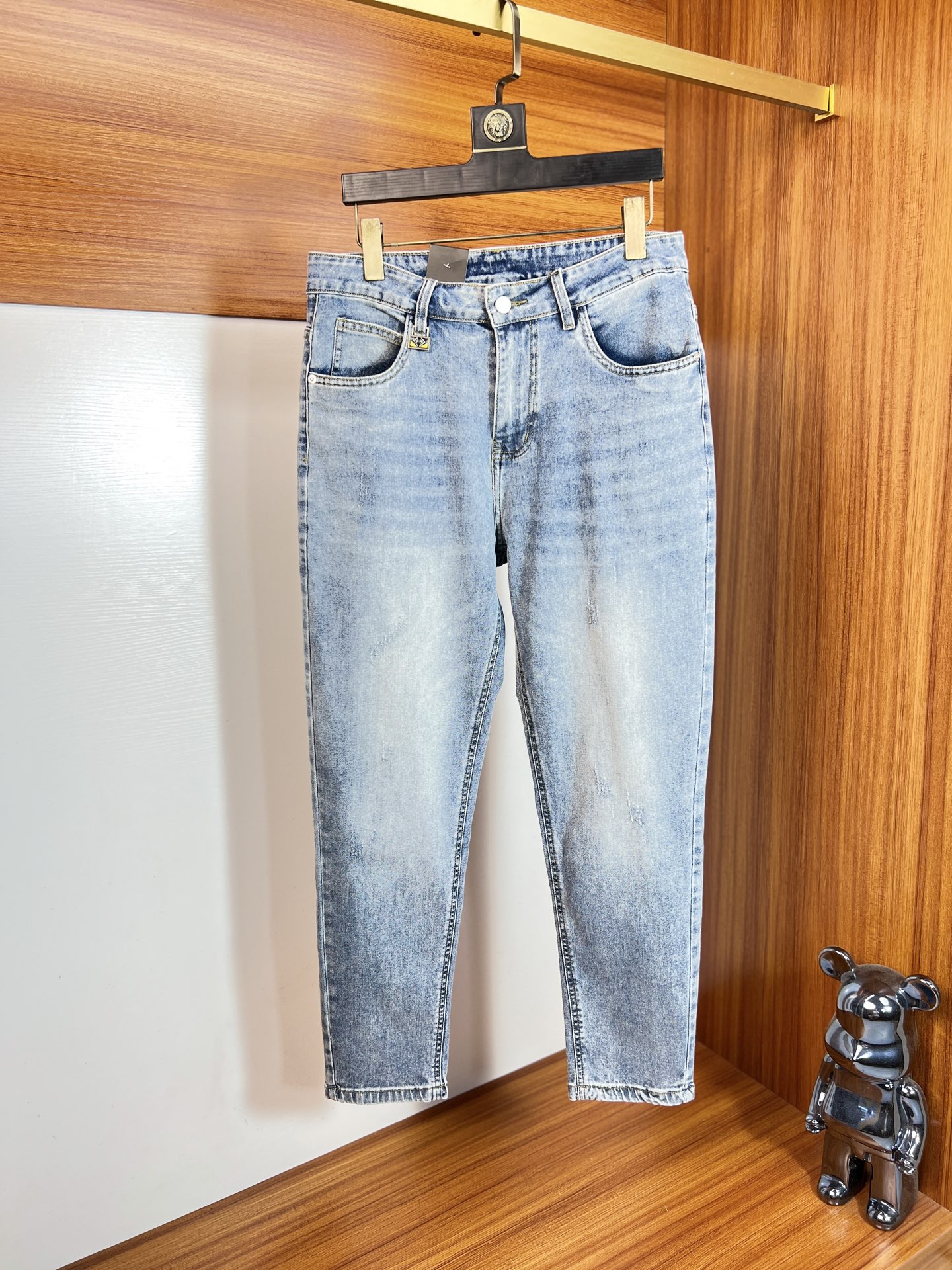 NO:937480,Fendi/Fendi 2026 spring and summer new products, complete with three labels, jeans, good products, no need to introduce too much, look at the details, counter size 29-38 / upper body size 32,,fendi,fendi,jeans,19860909Fendi/芬迪 2026春夏新品 三标齐全 牛仔裤 好货不用过多介绍 看细节 专柜码数29-38 /上身32码,,fendi,fendi,jeans,,Men's clothing