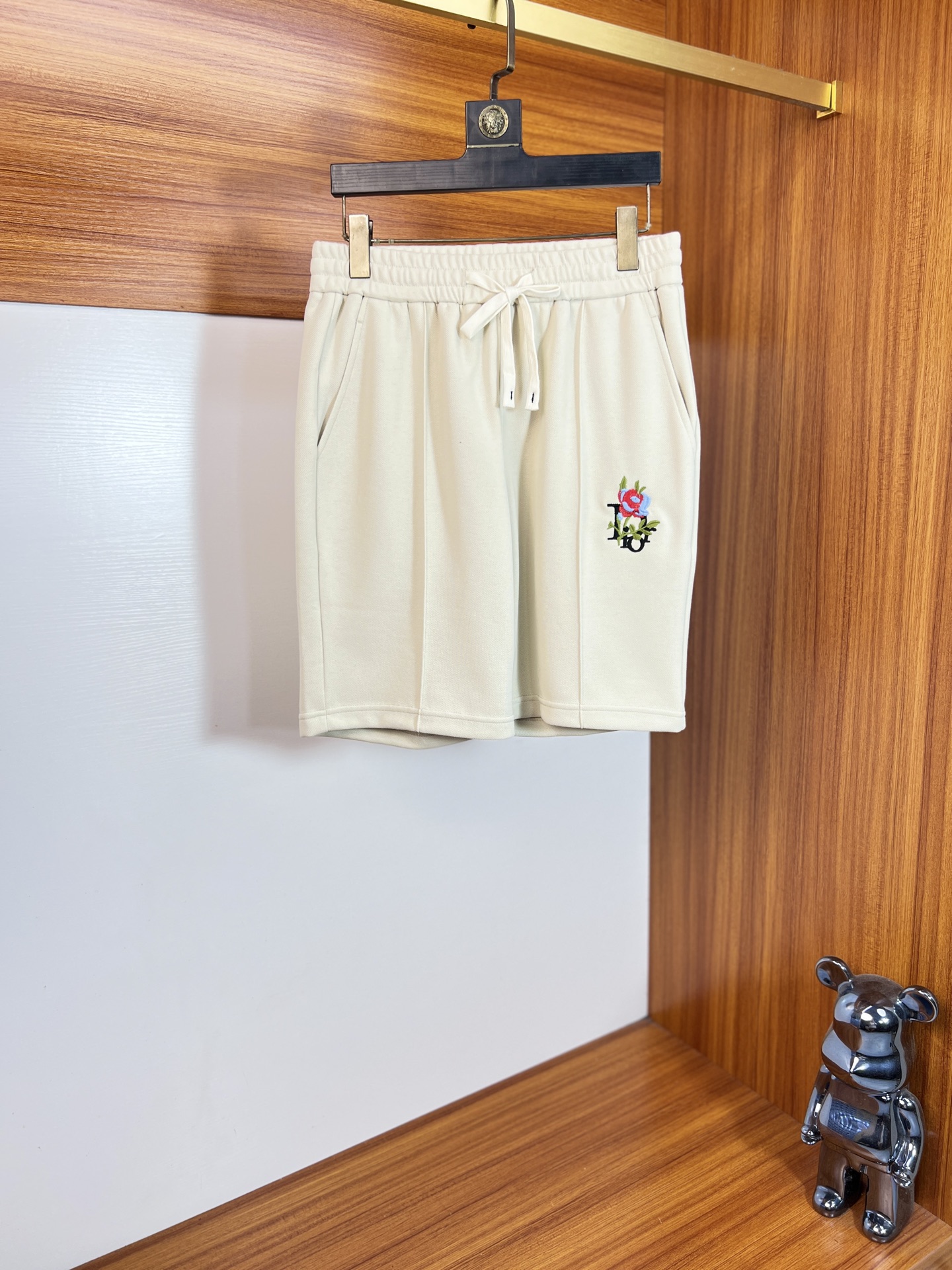 NO:838138,Dior/Dior 2026 spring and summer new products, complete with three labels, five-point shorts, embroidered style, good products, no need to introduce too much, look at the details, counter size M-XXXL / upper body recommended L,, dior, dior, shorts,19860909Dior/迪奥 2026春夏新品 三标齐全 五分短裤 刺绣款 好货不用过多介绍 看细节 专柜码数M-XXXL /上身建议L,,dior,dior,shorts,,Men's clothing