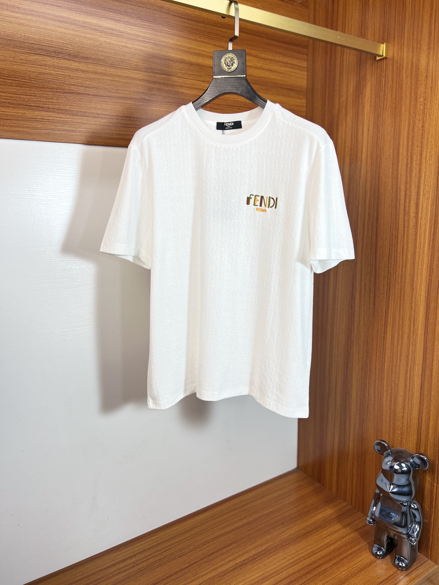 NO:836440,Fendi/Fendi 2026 spring and summer new products, complete with three labels, round neck short-sleeved T-shirt, embroidery technology, good products without too much introduction, look at the details, counter size M-XXXL / recommended L,, fendi, fendi, T-shirt, tees, t-shirt,19860909Fendi/芬迪 2026年春夏新品上新 三标齐全 圆领短袖T恤 刺绣工艺 好货不用过多介绍 看细节 专柜码数M-XXXL /建议L,,fendi,fendi,T-shirt,tees，t-shirt,,Men's clothing