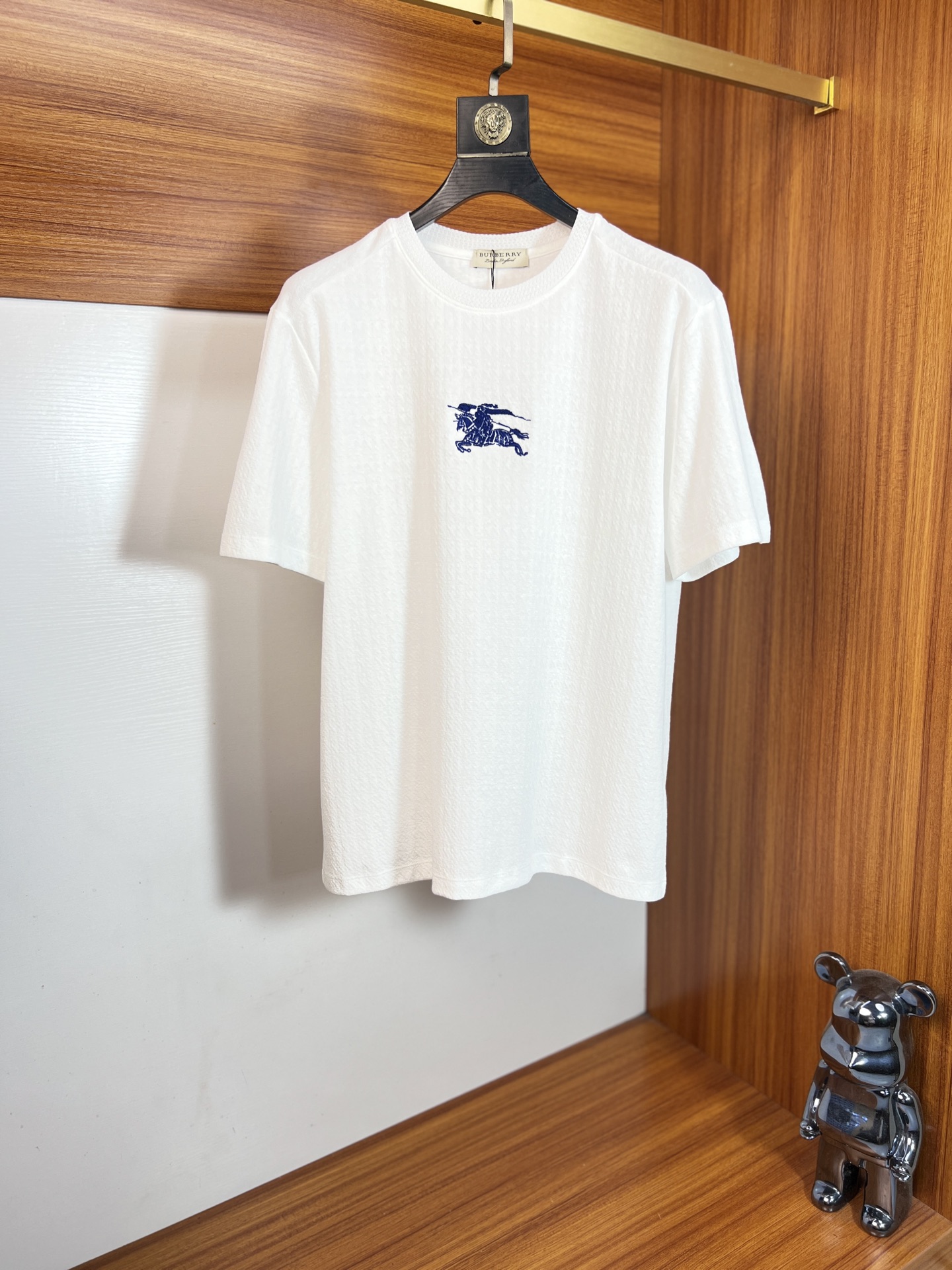 NO:836444,Burberry/Burberry 2026 spring and summer new products, complete with three labels, round neck short-sleeved T-shirt, embroidery technology, good products without too much introduction, look at the details, counter size M-XXXL / recommended L,, burberry, burberry, T-shirt, tees, t-shirt,19860909Burberry/巴宝莉 2026年春夏新品上新 三标齐全 圆领短袖T恤 刺绣工艺 好货不用过多介绍 看细节 专柜码数M-XXXL /建议L,,burberry,burberry,T-shirt,tees，t-shirt,,Men's clothing