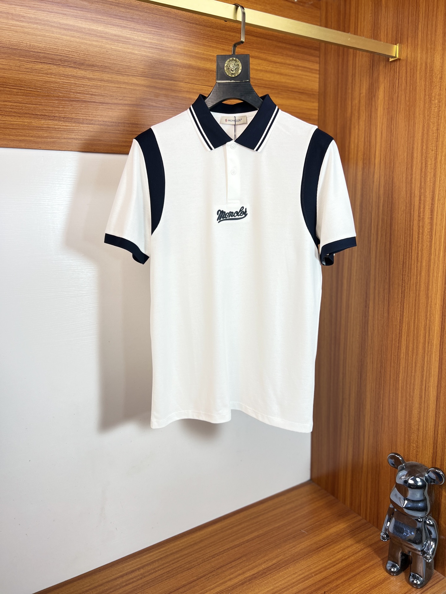 NO:847621,Moncler/Mongolia 2026 spring and summer new products, complete with three labels, lapel short-sleeved POLO shirt, good product, no need to introduce too much, look at the details, counter size M-XXXL / recommended L,, Moncler, T-shirt,19860909Moncler/蒙口 2026年春夏新品上新 三标齐全 翻领短袖POLO衫 好货不用过多介绍 看细节 专柜码数M-XXXL /建议L,,Moncler,T-shirt,,Men's clothing