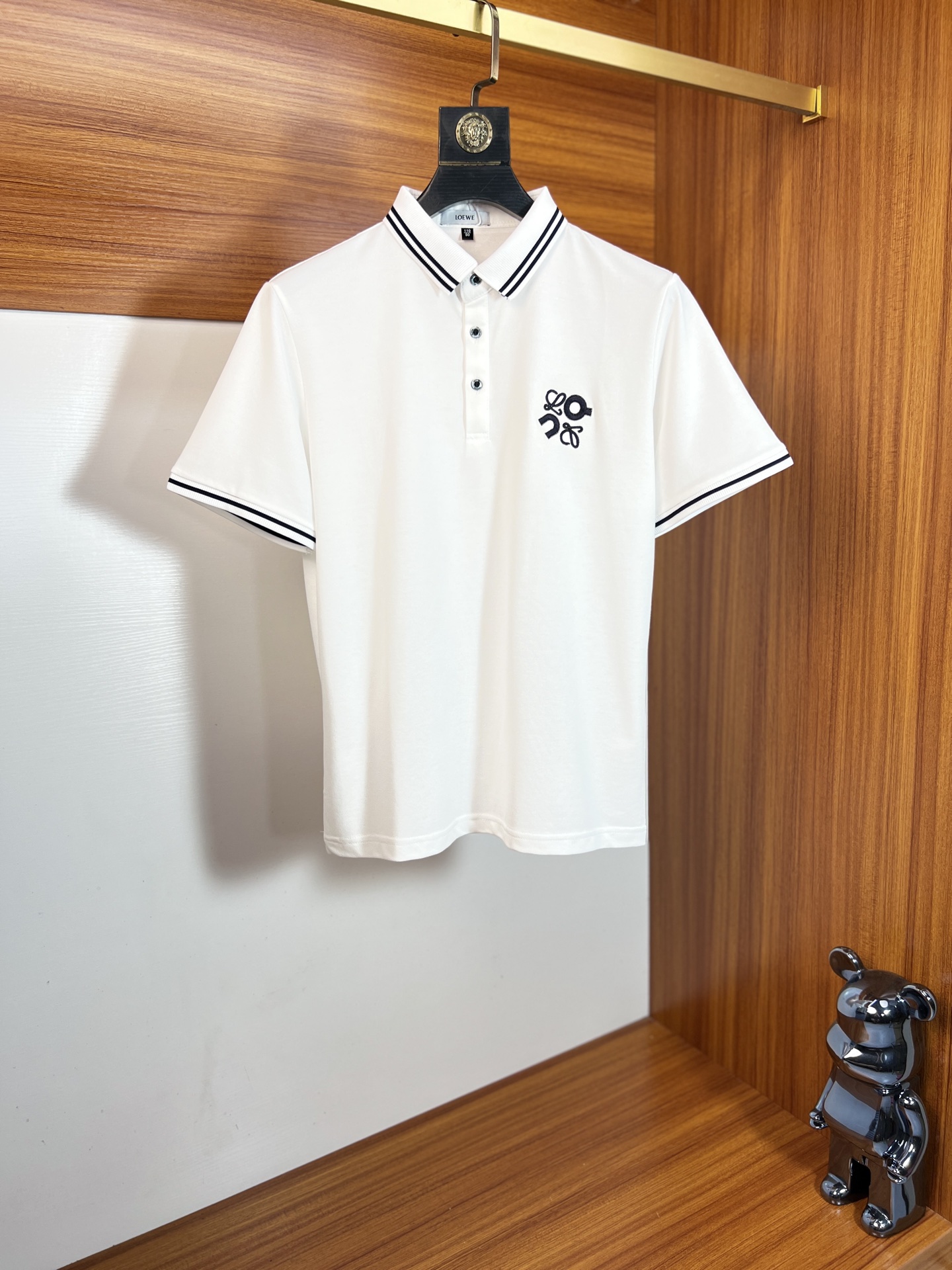 NO:857042,Loewe/Luo Yiwei 2026 spring and summer new products, complete with three labels, lapel short-sleeved polo shirt, good product without too much introduction, look at the details, counter size M-XXXL,,loewe,loewe,T-shirt,19860909Loewe/罗意威 2026年春夏新品上新 三标齐全 翻领短袖polo衫 好货不用过多介绍 看细节 专柜码数M-XXXL,,loewe,loewe,T-shirt,,Men's clothing