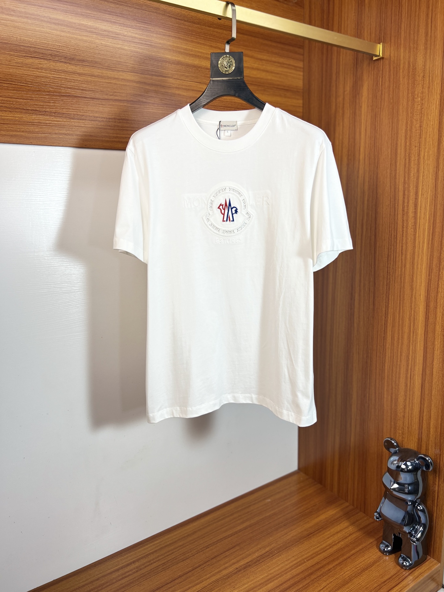 NO:912926,Moncler/Mongolia 2026 spring and summer new products, complete with three labels, pure cotton round neck short-sleeved T-shirt, good product does not need to be introduced too much, look at the details, counter size M-XXXL / recommended L, Moncler, T-shirt, tees, t-shirt,19860909Moncler/蒙口 2026年春夏新品上新 三标齐全 纯棉圆领短袖T恤 好货不用过多介绍 看细节 专柜码数M-XXXL /建议L,,Moncler,T-shirt,tees，t-shirt,,Men's clothing