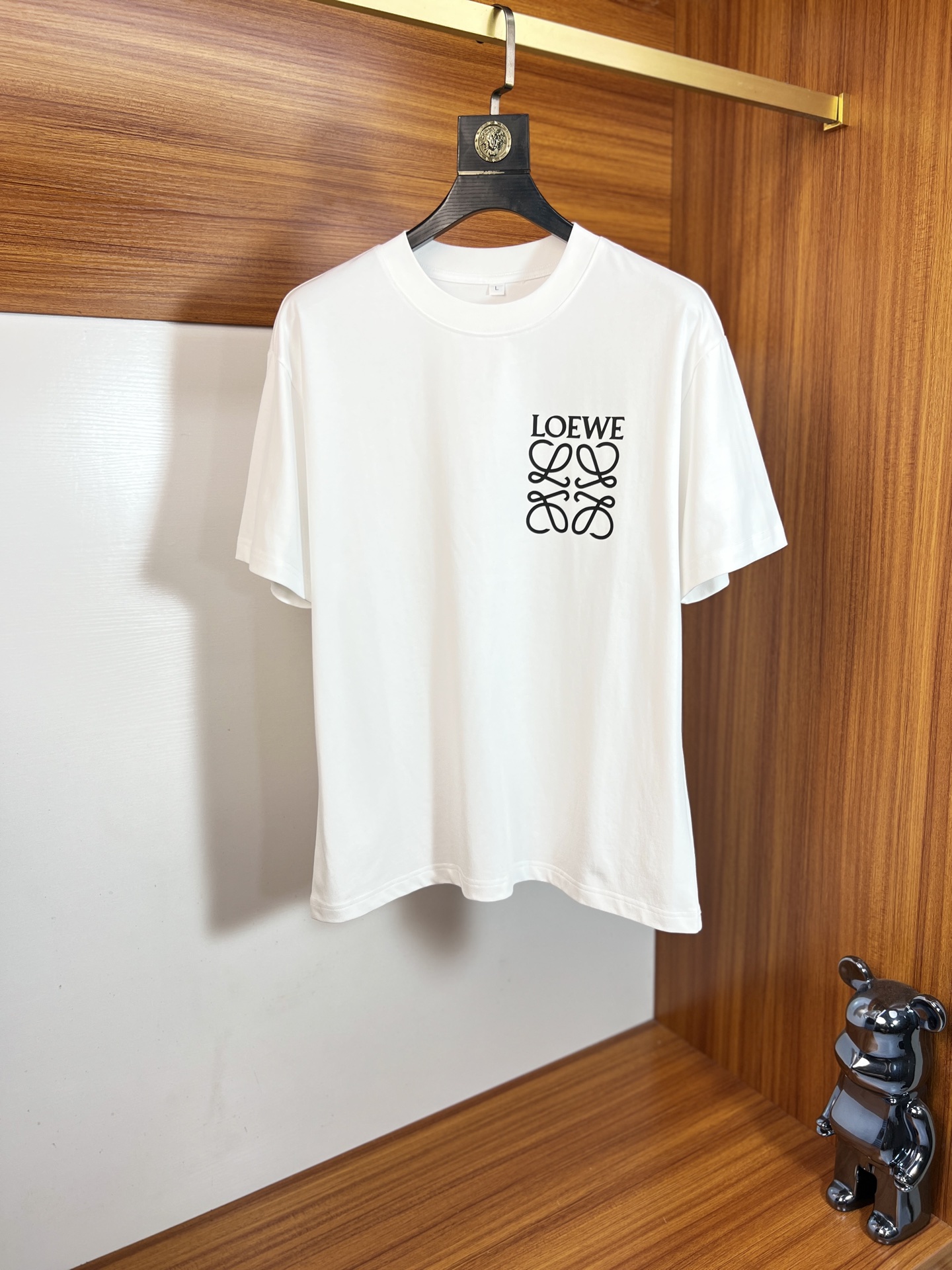 NO:912981,Loewe/Luo Yiwei 2026 spring and summer new products, complete with three labels, pure cotton round neck short-sleeved T-shirt, good product does not need to be introduced too much, look at the details, counter size M-XXXL 175/recommended L,,loewe,loewe,T-shirt,tees,t-shirt,19860909Loewe/罗意威 2026年春夏新品上新 三标齐全 纯棉圆领短袖T恤 好货不用过多介绍 看细节 专柜码数M-XXXL 175/建议L,,loewe,loewe,T-shirt,tees，t-shirt,,Men's clothing