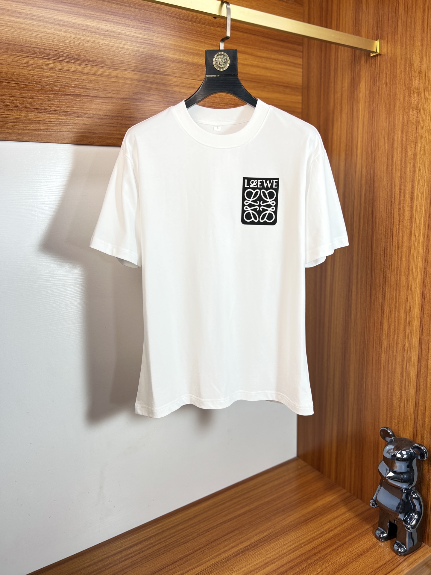 NO:912967,Loewe/Luo Yiwei 2026 spring and summer new products, complete with three labels, pure cotton round neck short-sleeved T-shirt, good product does not need to be introduced too much, look at the details, counter size M-XXXL 175/recommended L,,loewe,loewe,T-shirt,tees,t-shirt,19860909Loewe/罗意威 2026年春夏新品上新 三标齐全 纯棉圆领短袖T恤 好货不用过多介绍 看细节 专柜码数M-XXXL 175/建议L,,loewe,loewe,T-shirt,tees，t-shirt,,Men's clothing