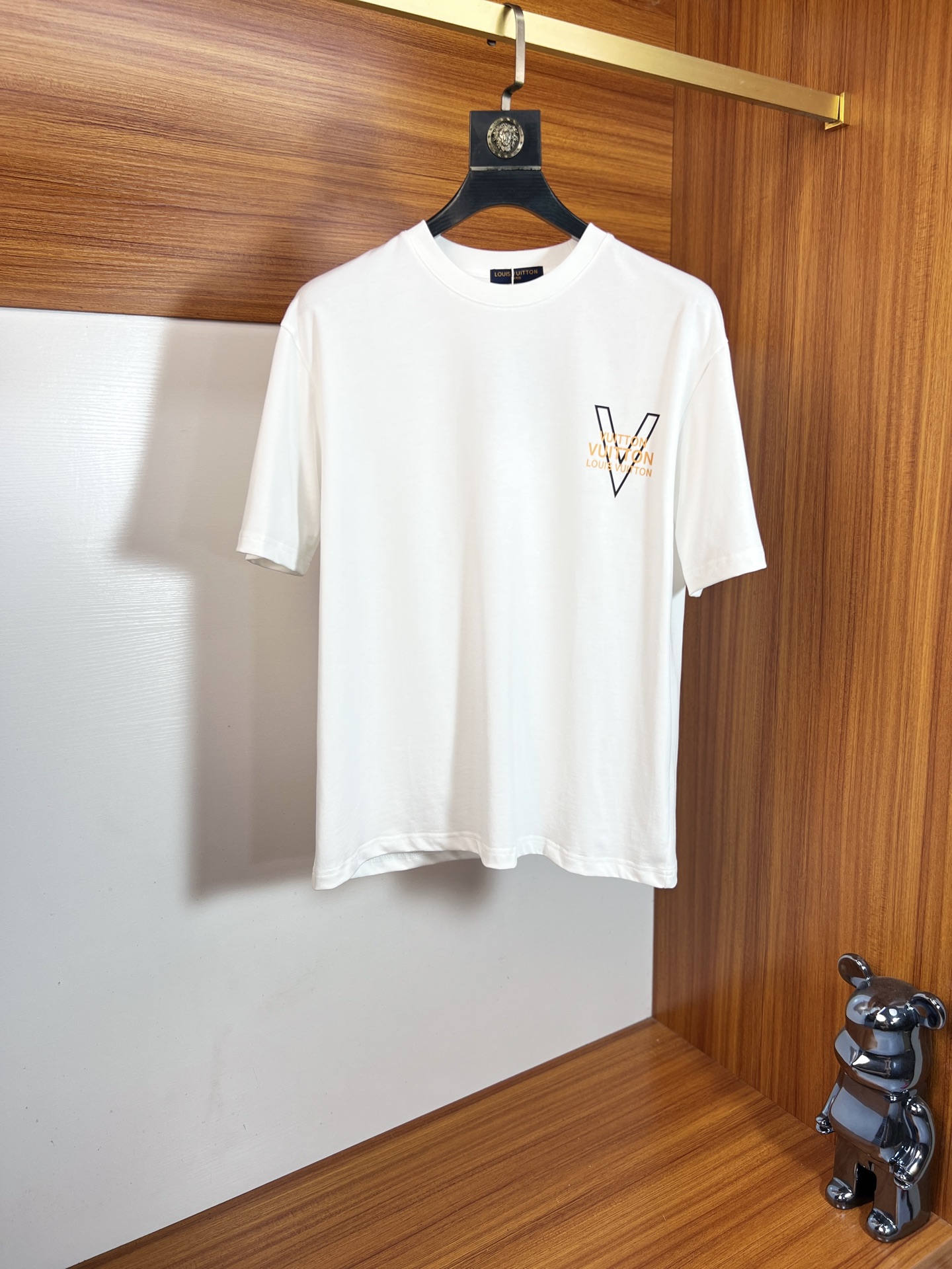 NO:912976,LV/Louis Vuitton 2026 spring and summer new products, complete with three labels, pure cotton round neck short-sleeved T-shirt, good product without too much introduction, look at the details, counter size M-XXXL 175/140 recommended L,, louis vuitton, louis vuitton, T-shirt, tees, t-shirt,19860909LV/路易威登 2026年春夏新品上新 三标齐全 纯棉圆领短袖T恤 好货不用过多介绍 看细节 专柜码数M-XXXL 175/140建议L,,louis vuitton,louis vuitton,T-shirt,tees，t-shirt,,Men's clothing