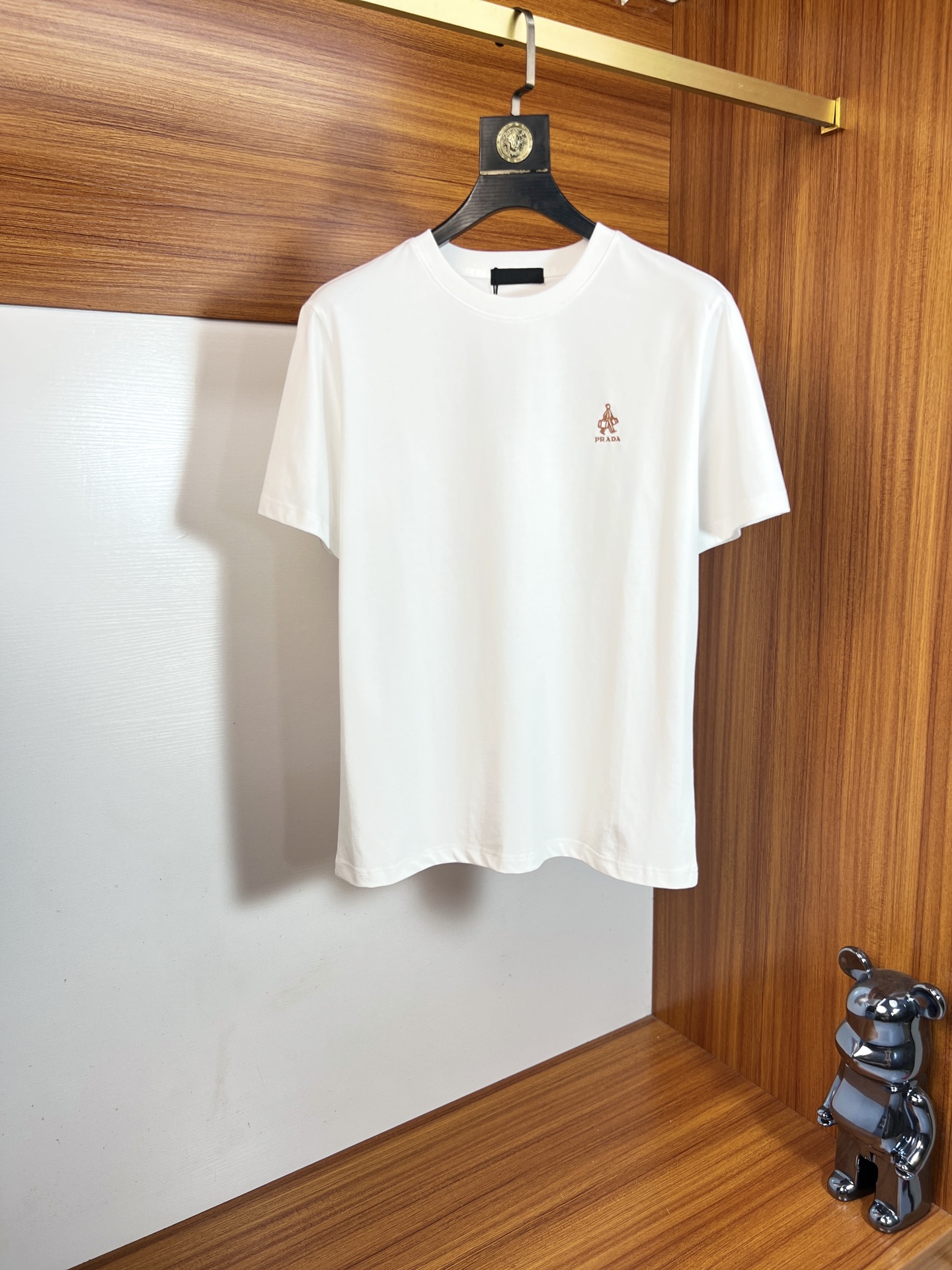 NO:912962,prada/Prada 2026 spring and summer new products, complete with three labels, pure cotton round neck short-sleeved T-shirt, good product without too much introduction, look at the details, counter size M-XXXL 175/140, recommended L,, prada, prada, T-shirt, tees, t-shirt,19860909prada/普拉达 2026年春夏新品上新 三标齐全 纯棉圆领短袖T恤 好货不用过多介绍 看细节 专柜码数M-XXXL 175/140建议L,,prada,prada,T-shirt,tees，t-shirt,,Men's clothing