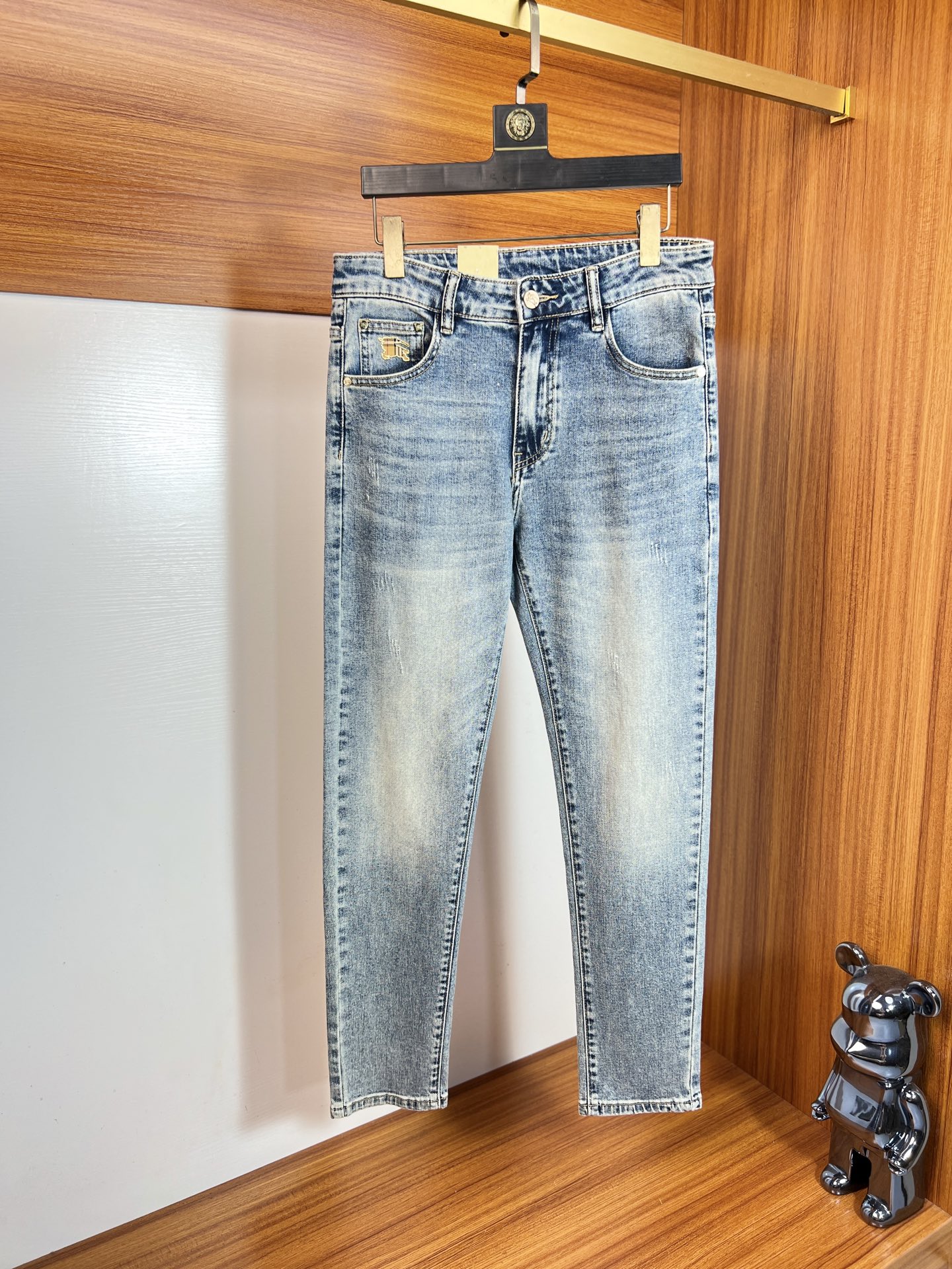 NO:917580,Burberry/Burberry 2026 spring and summer new products, complete with three labels, jeans, good products, no need to introduce too much, look at the details, counter size 29-38/140 upper body size 32,,burberry,burberry,jeans,19860909Burberry/巴宝莉 2026春夏新品 三标齐全 牛仔裤 好货不用过多介绍 看细节 专柜码数29-38 /140上身32码,,burberry,burberry,jeans,,Men's clothing